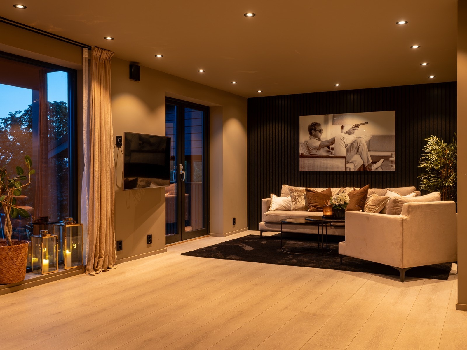 Stuen har en markant spilevegg som gir rommet særpreg og karakter. Galleribilde