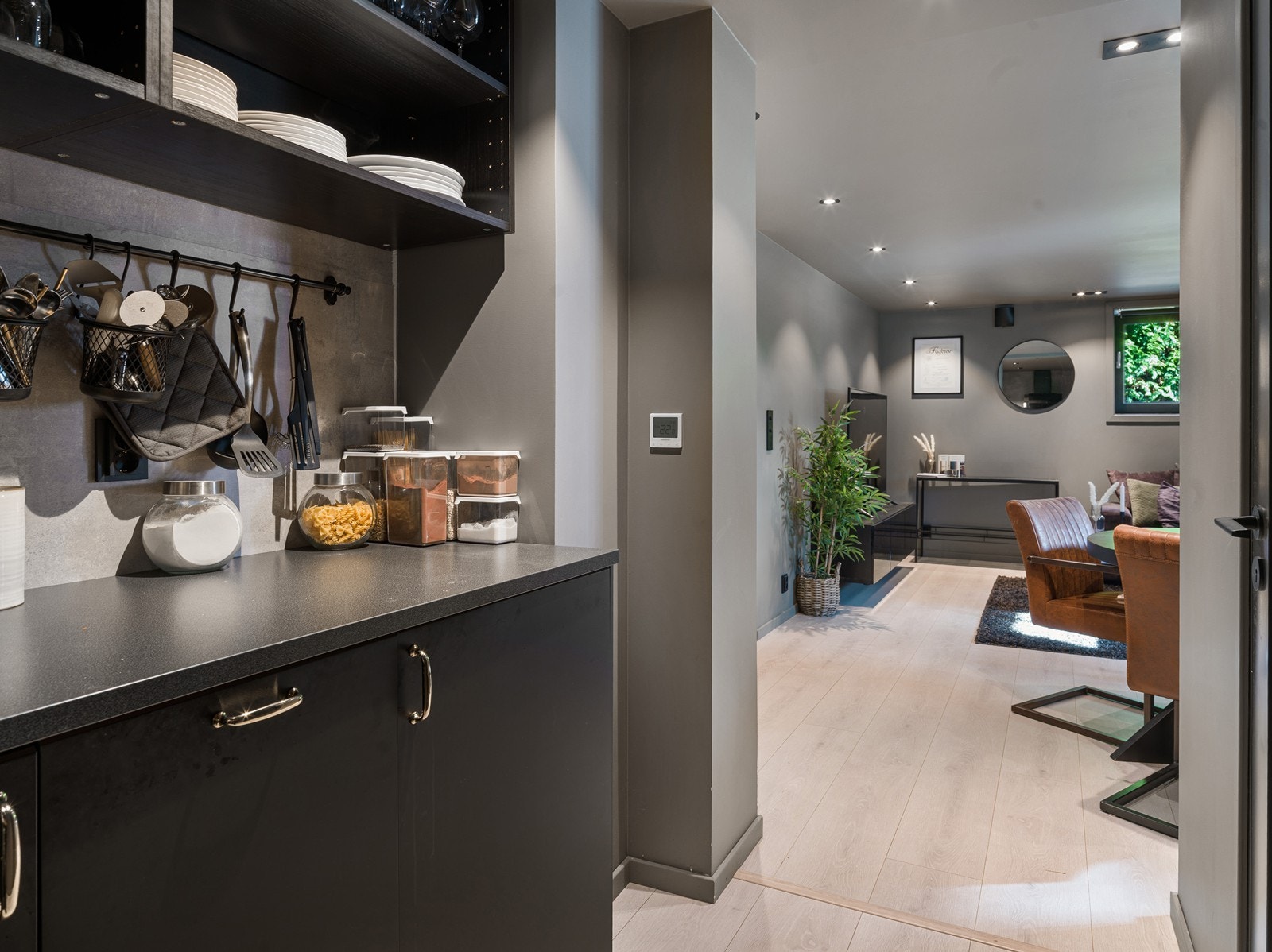 Åpenheten mot stuen gjør dette til et sosialt og praktisk areal. Galleribilde