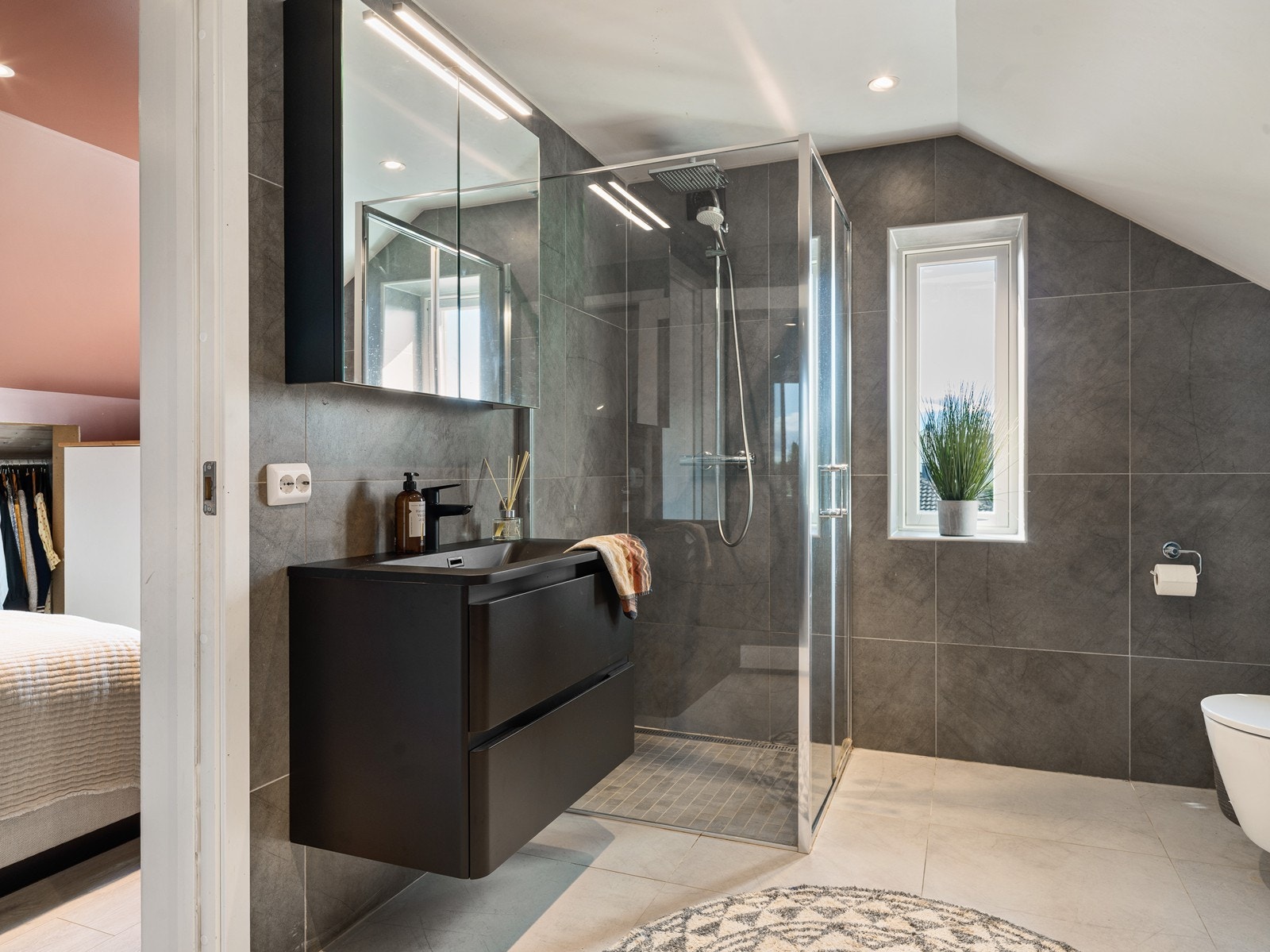 Badet på loftet ble rehabilitert i 2018 og har flislagte overflater og elektriske varmekabler. Galleribilde