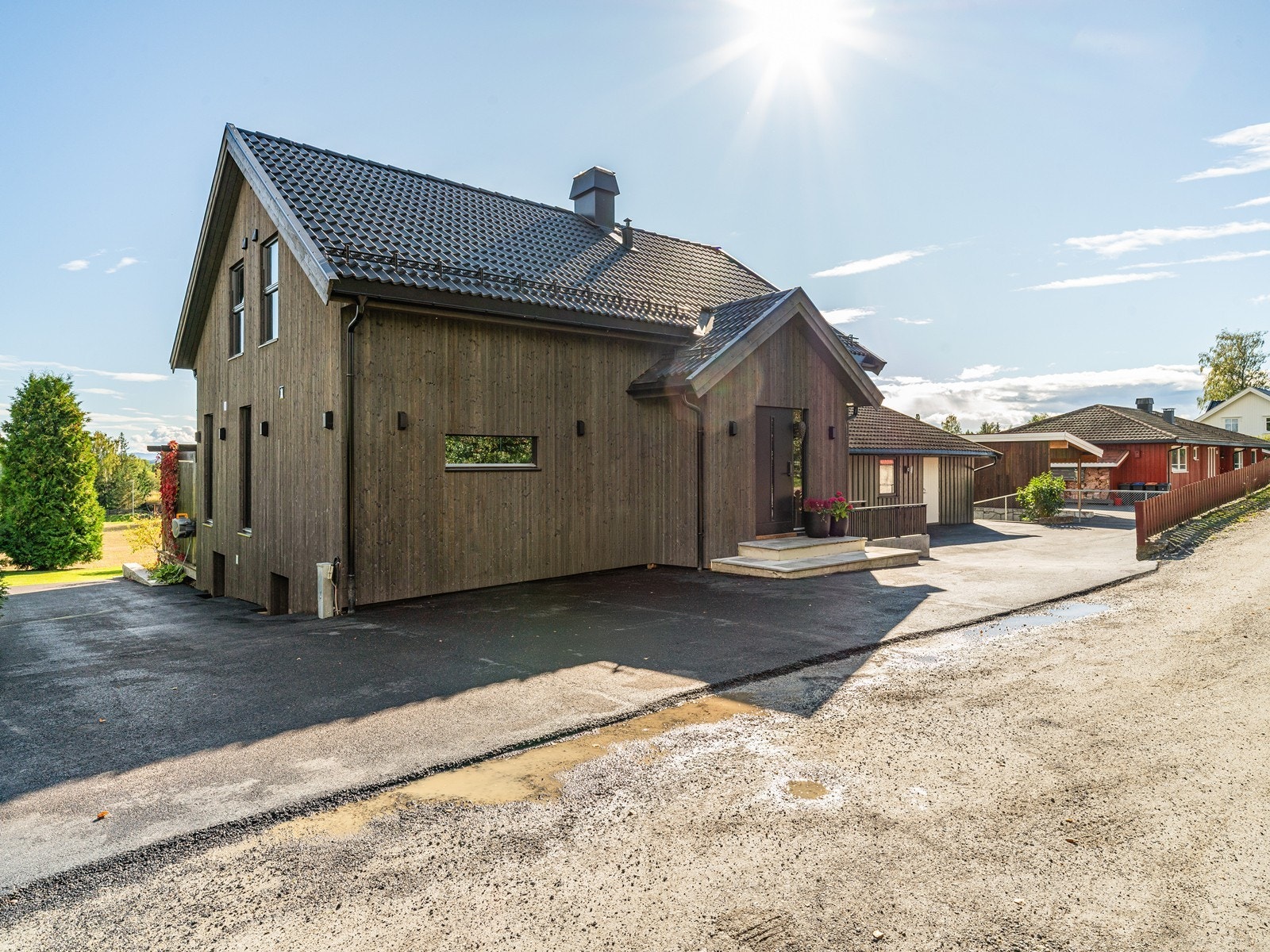 Asfaltert gårdsplass med god plass til parkering for flere biler. Galleribilde