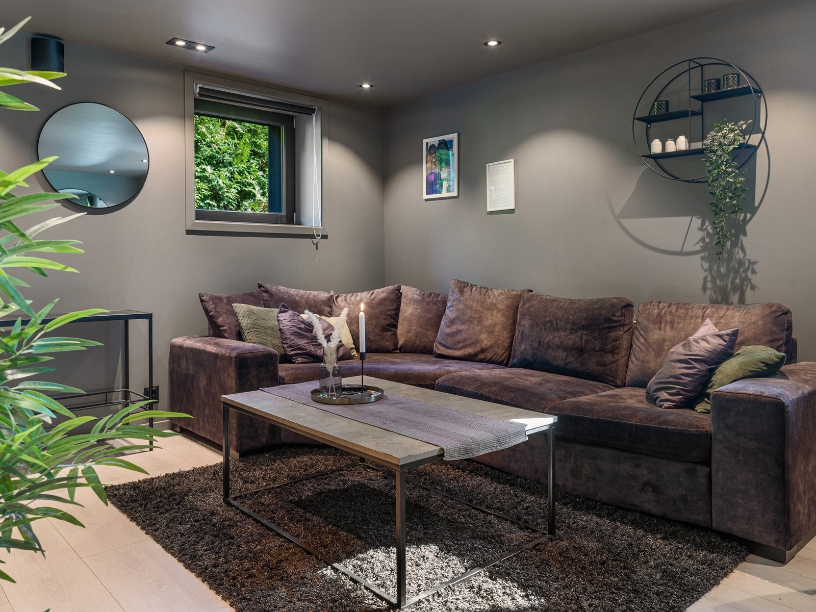 Her er det god plass til en komfortabel sofagruppe. Galleribilde