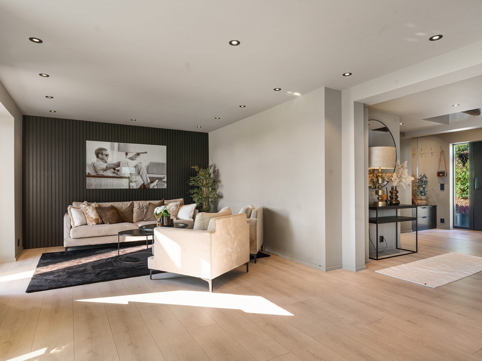 Stuen er et lyst og luftig rom med store vindusflater og god plass til sofagruppe. Galleribilde