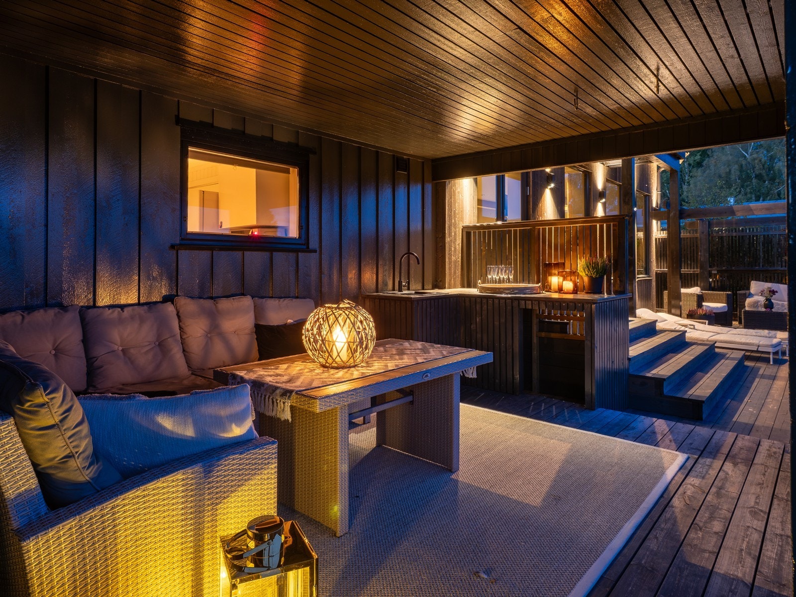 Det overbygde utekjøkkenet blir en lun krok når kvelden kommer. Galleribilde