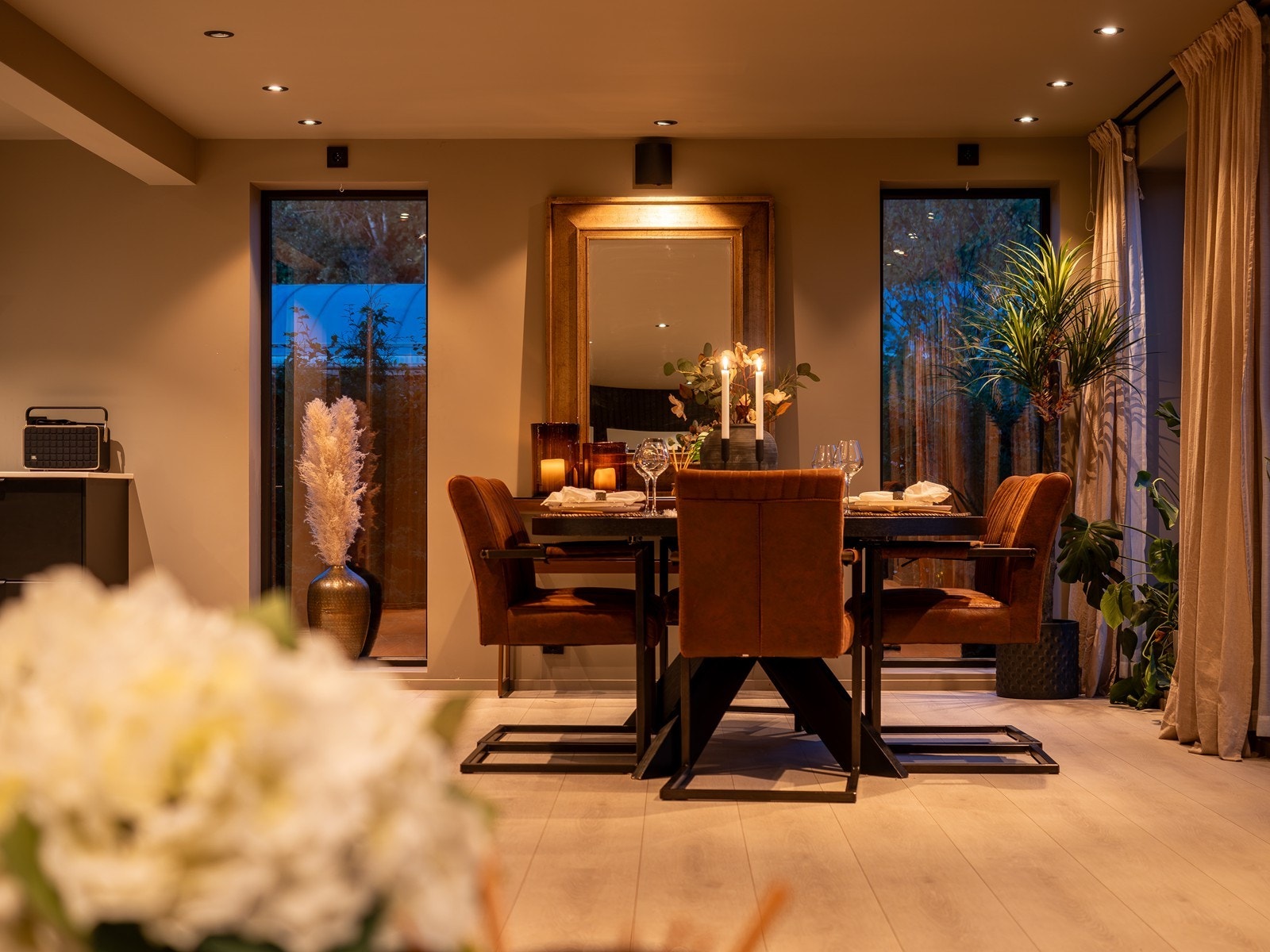 Utsyn mot spisestuen og kjøkkenet fra sofakroken. Galleribilde