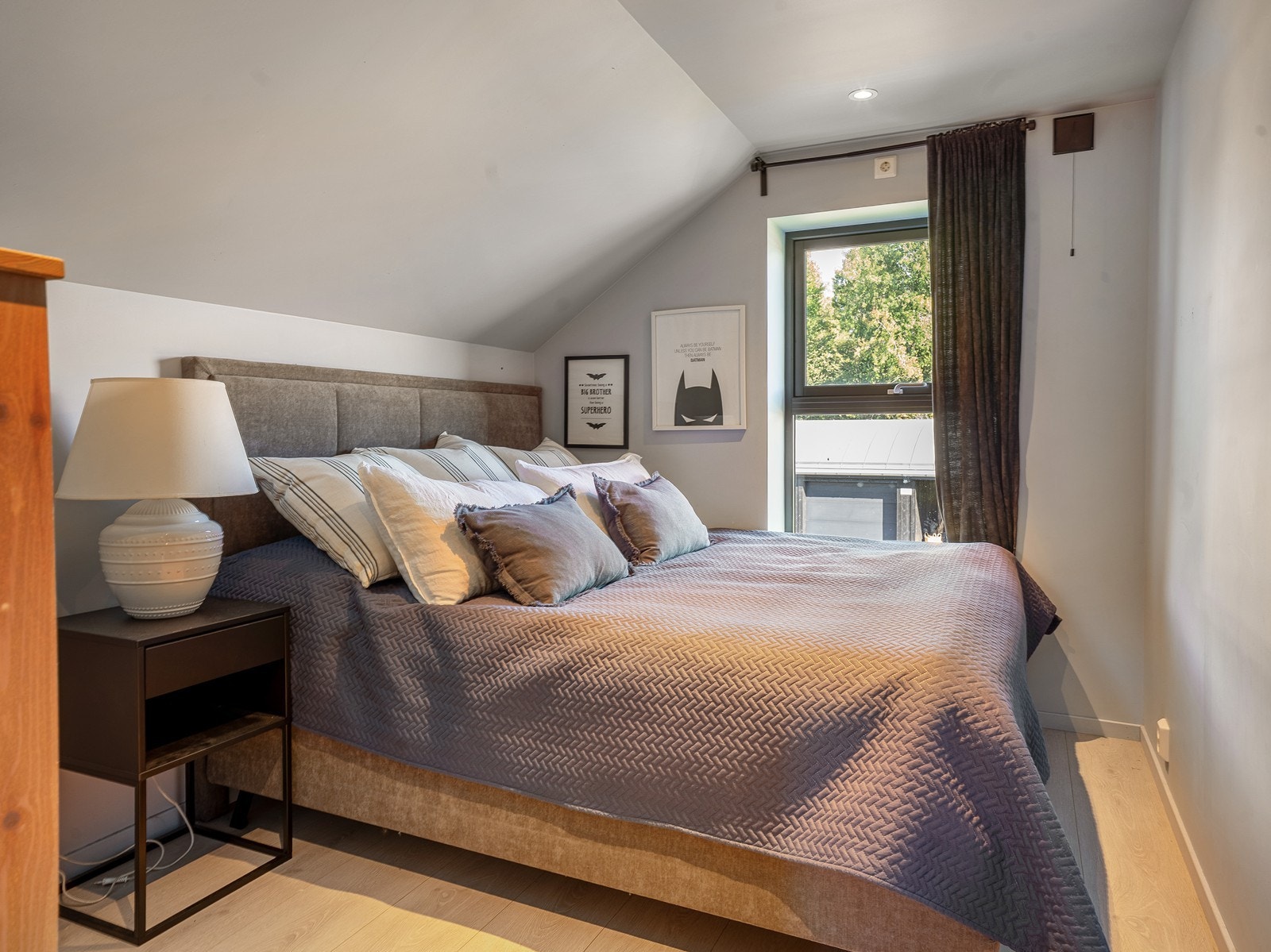 Et av de tre soverommene på loftet, med plass til dobbeltseng. Galleribilde