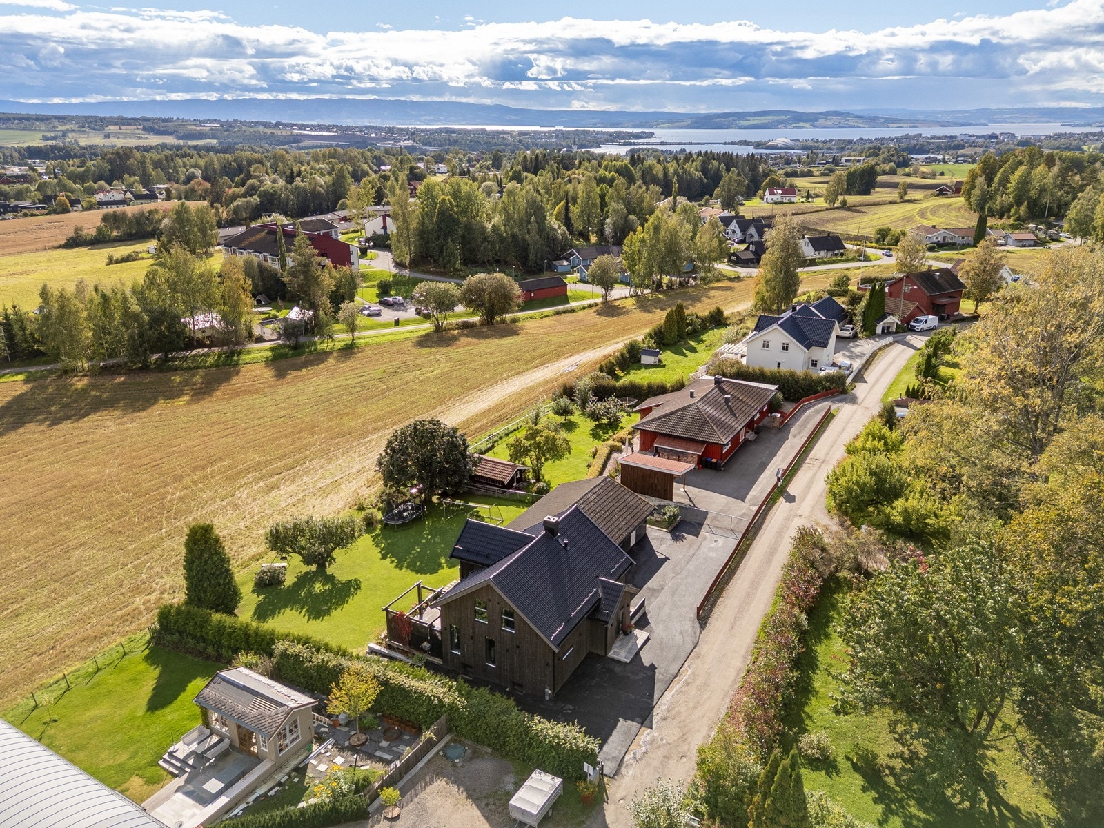 Hverdagslogistikken er enkel med både Rema 1000 og Kiwi Ridabu en kort kjøretur unna. Galleribilde