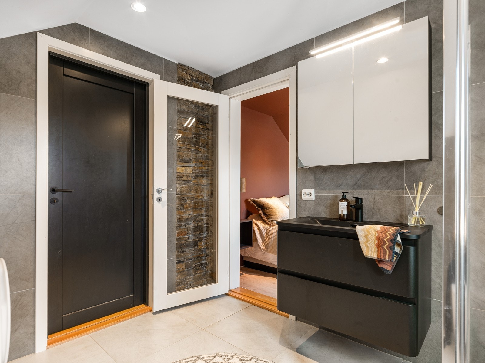 Rommet er utstyrt med dusjhjørne, vegghengt toalett og moderne baderomsinnredning. Galleribilde