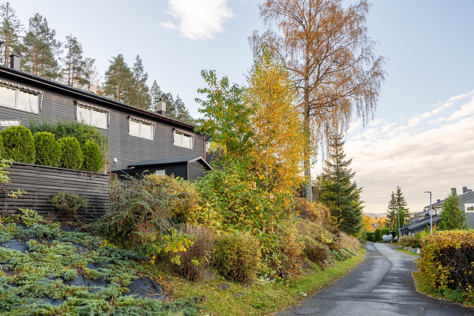 Dette er et innbydende enderekkehus med attraktiv beliggenhet i et rolig og familievennlig nabolag, i umiddelbar nærhet til flotte turområder. Galleribilde