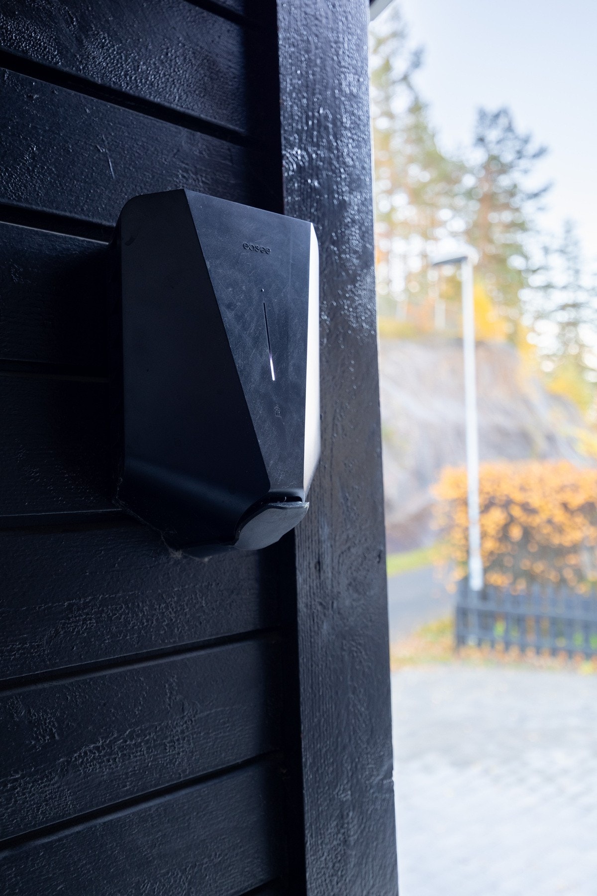 Her er det montert el-billader foran biloppstillingsplass. Galleribilde