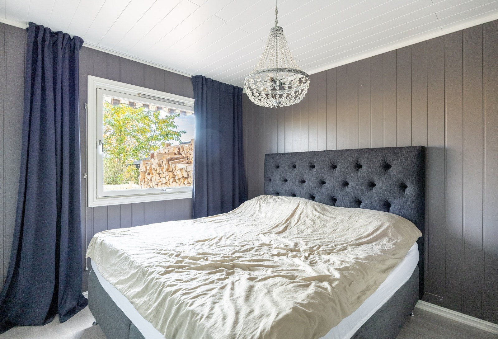 Hovedsoverommet er romslig med god plass til stor dobbeltseng og tilhørende nattbord på hver side. Galleribilde