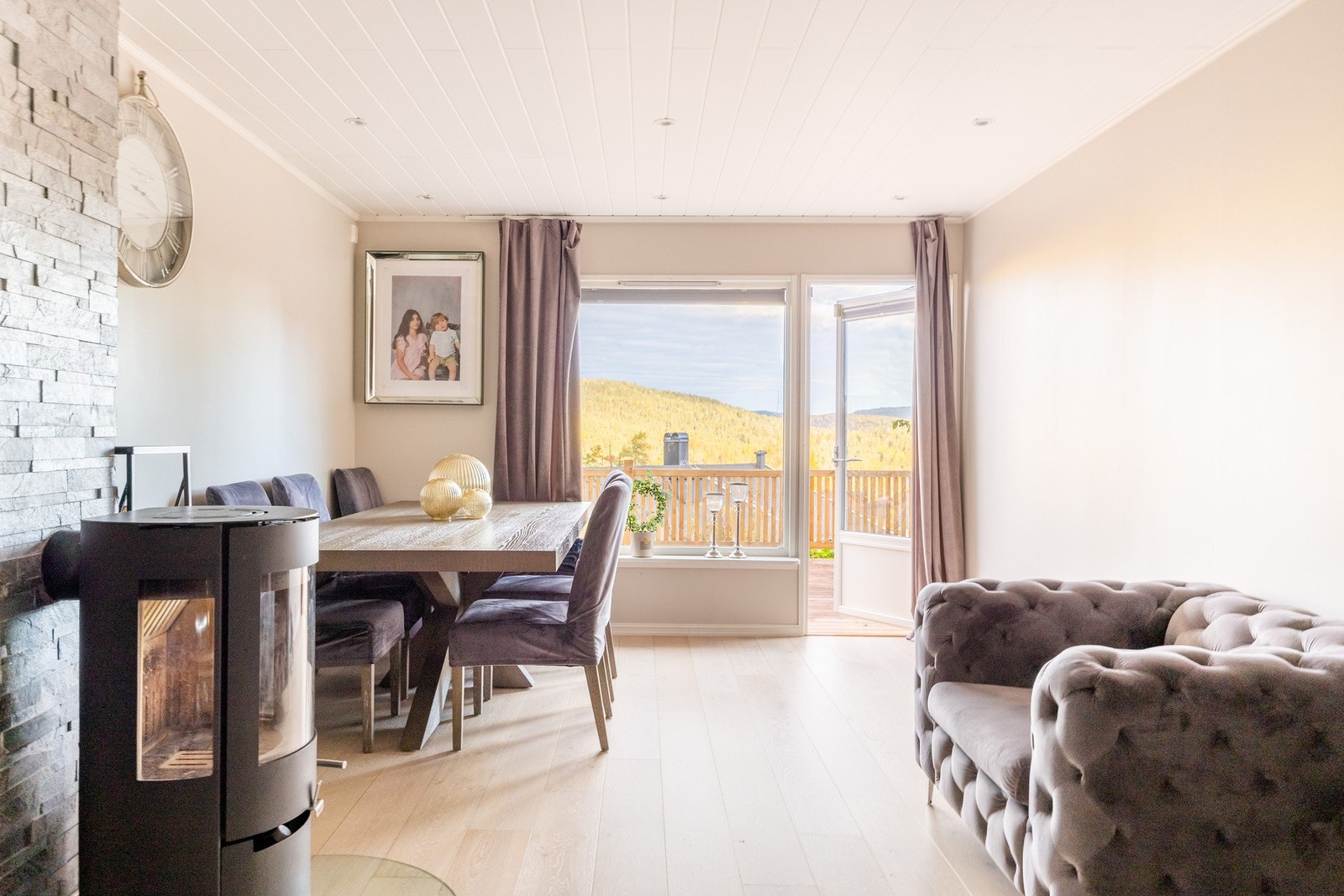 Det er en koselig peisovn som varmer godt i kaldere årstider, og gir boligen en lun atmosfære. Galleribilde