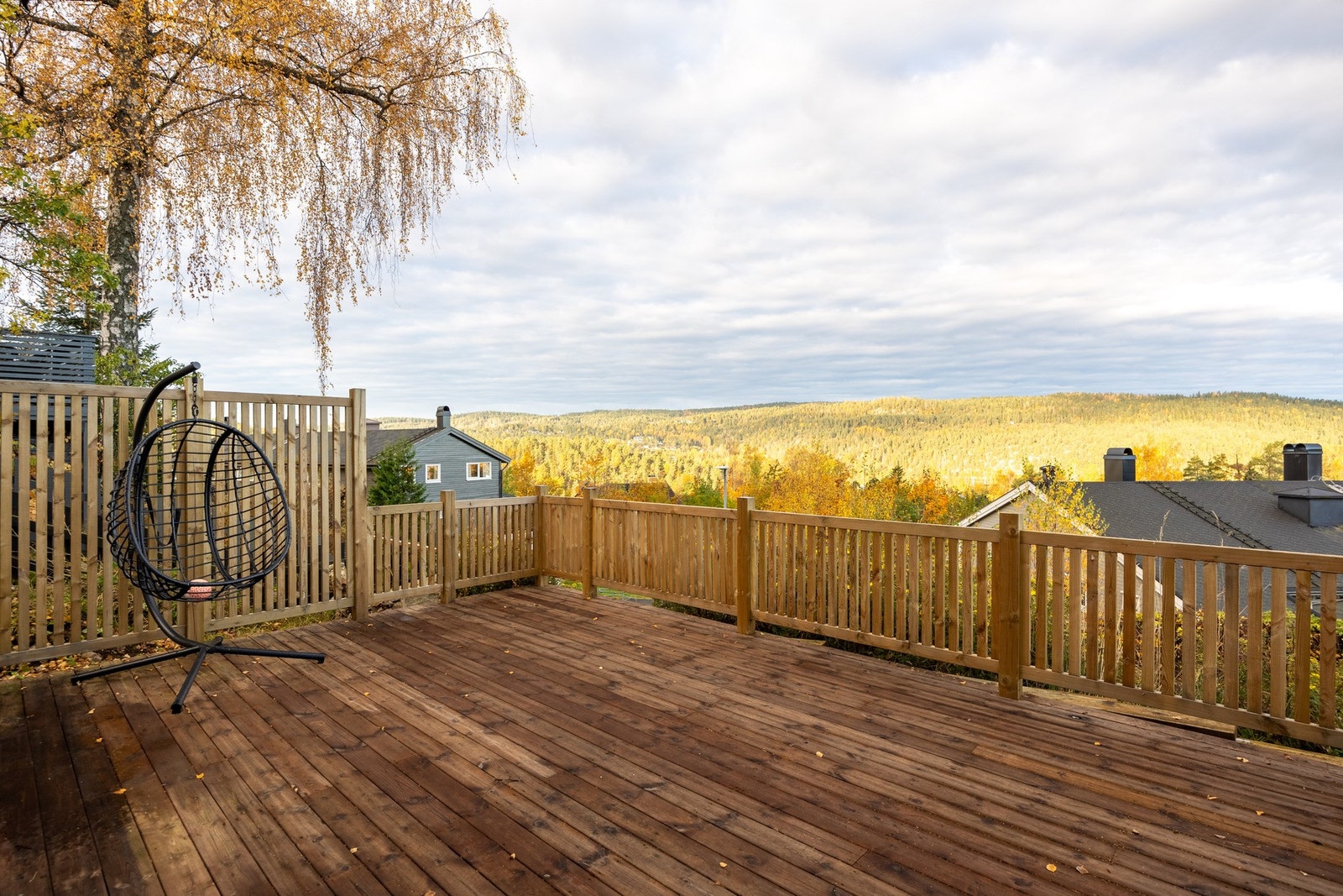 Fra stuen er det utgang til en stor terrasse med god plass til å innrede i ulike soner. Galleribilde
