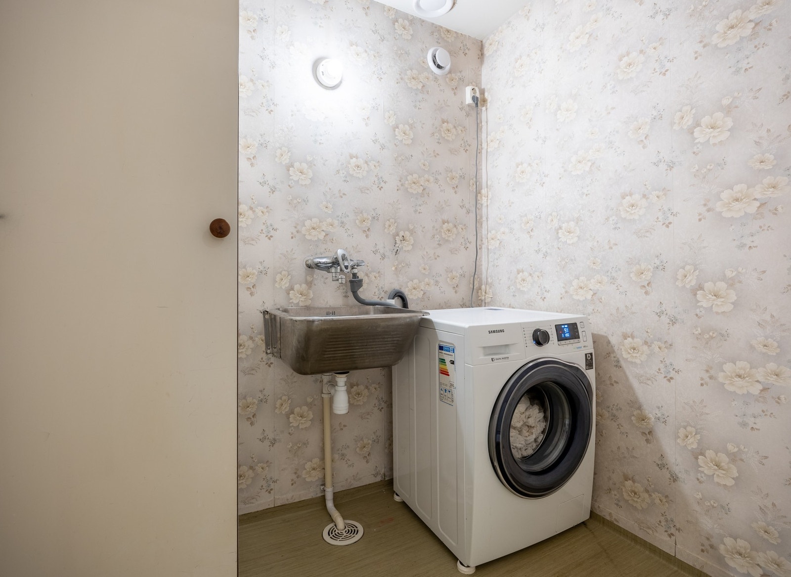 Praktisk vaskerom med utslagsvask og oppvaskmaskin. Galleribilde