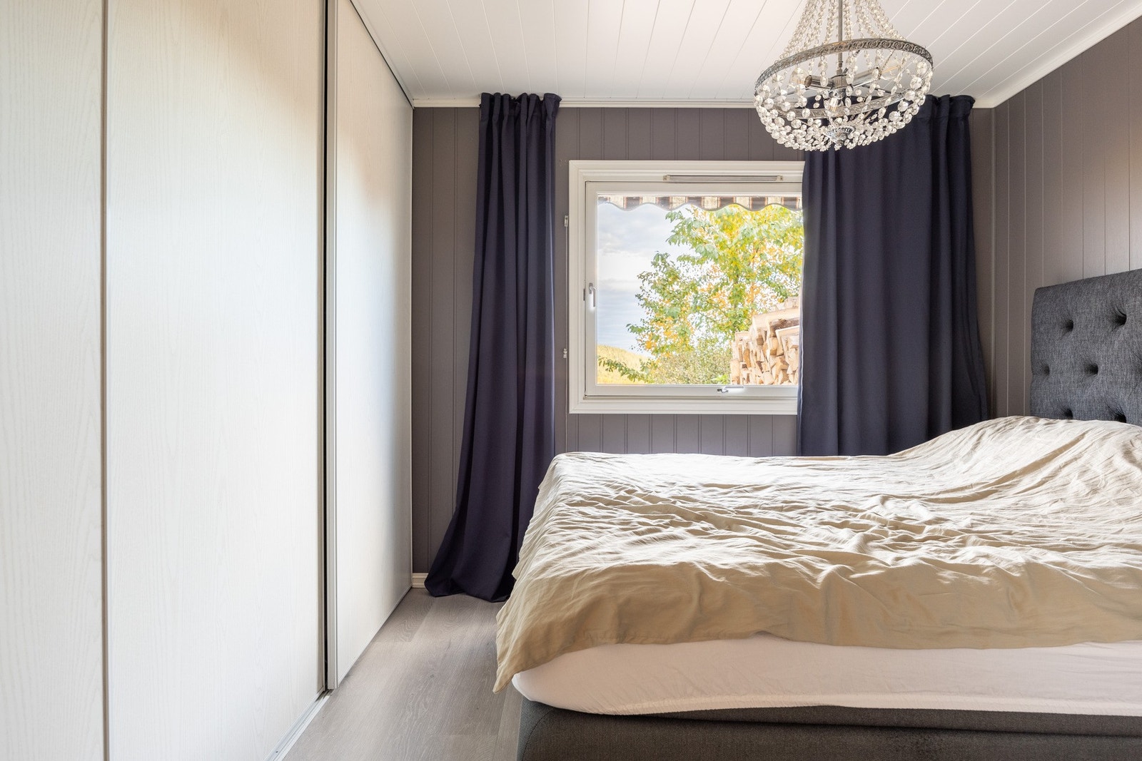 Rikelig med oppbevaringsplass i stor garderobe. Galleribilde