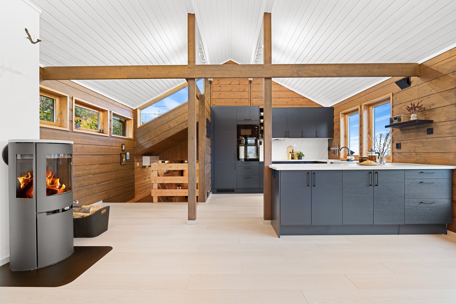 Vedovn montert i 2023, samt varmepumpe fra 2020 bidrar til hygge og varme i vinterhalvåret. Galleribilde