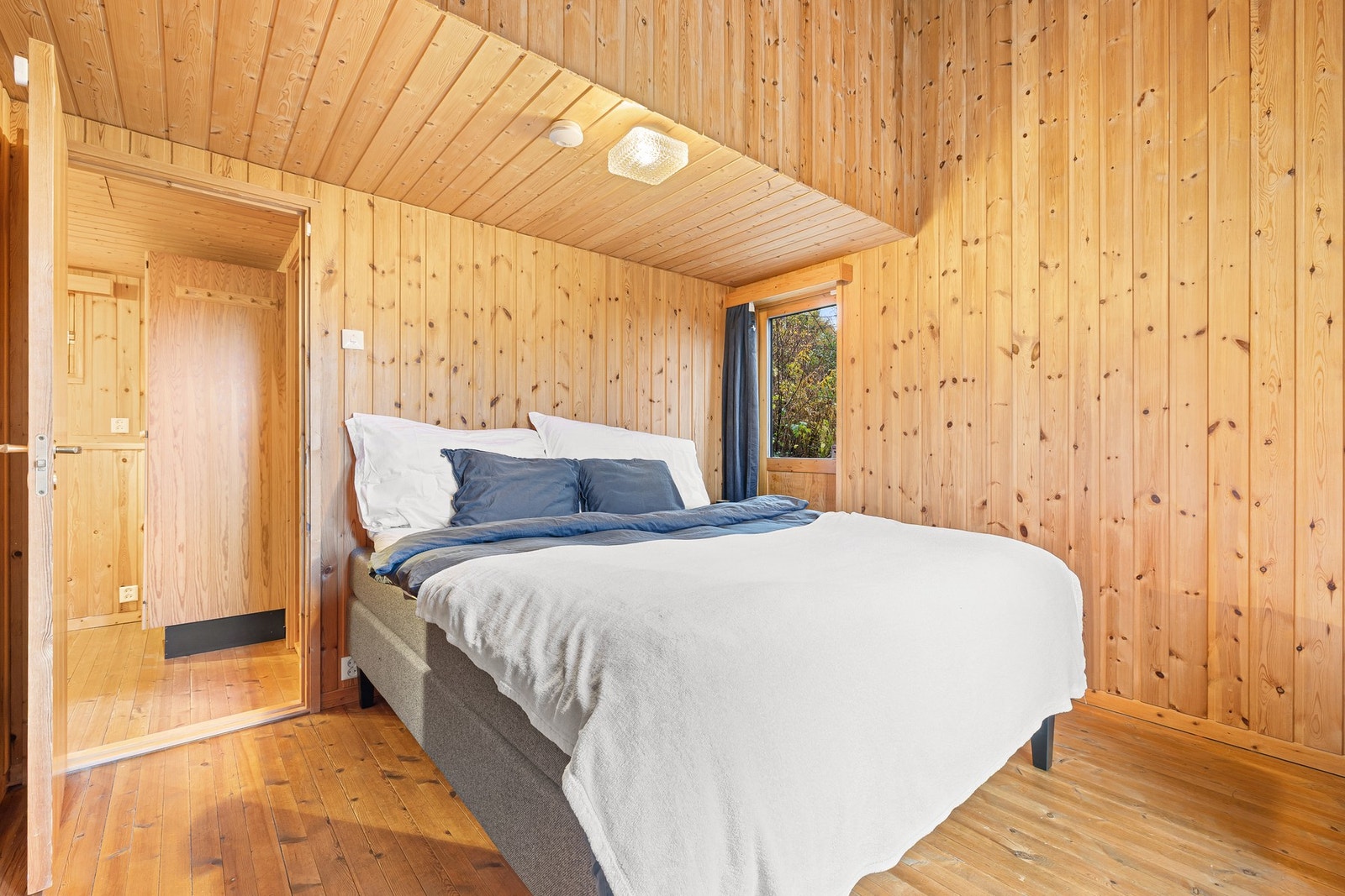 Utgang til hage fra hovedsoverom. Galleribilde