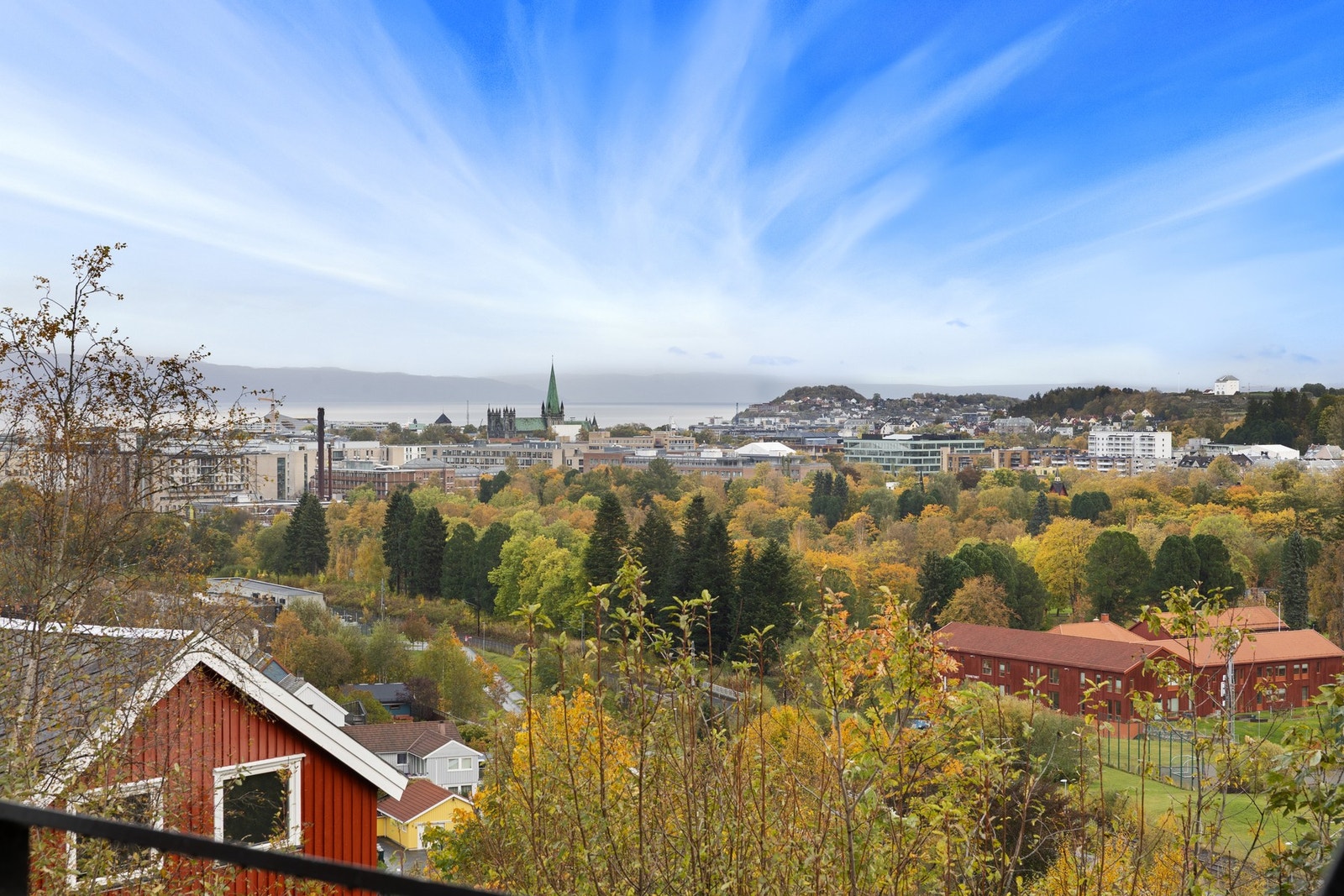 Fra boligen kan man blant annet se Trondheimsfjorden, Nidelva, Nidarosdomen, Festningen og Tyholttårnet. Galleribilde