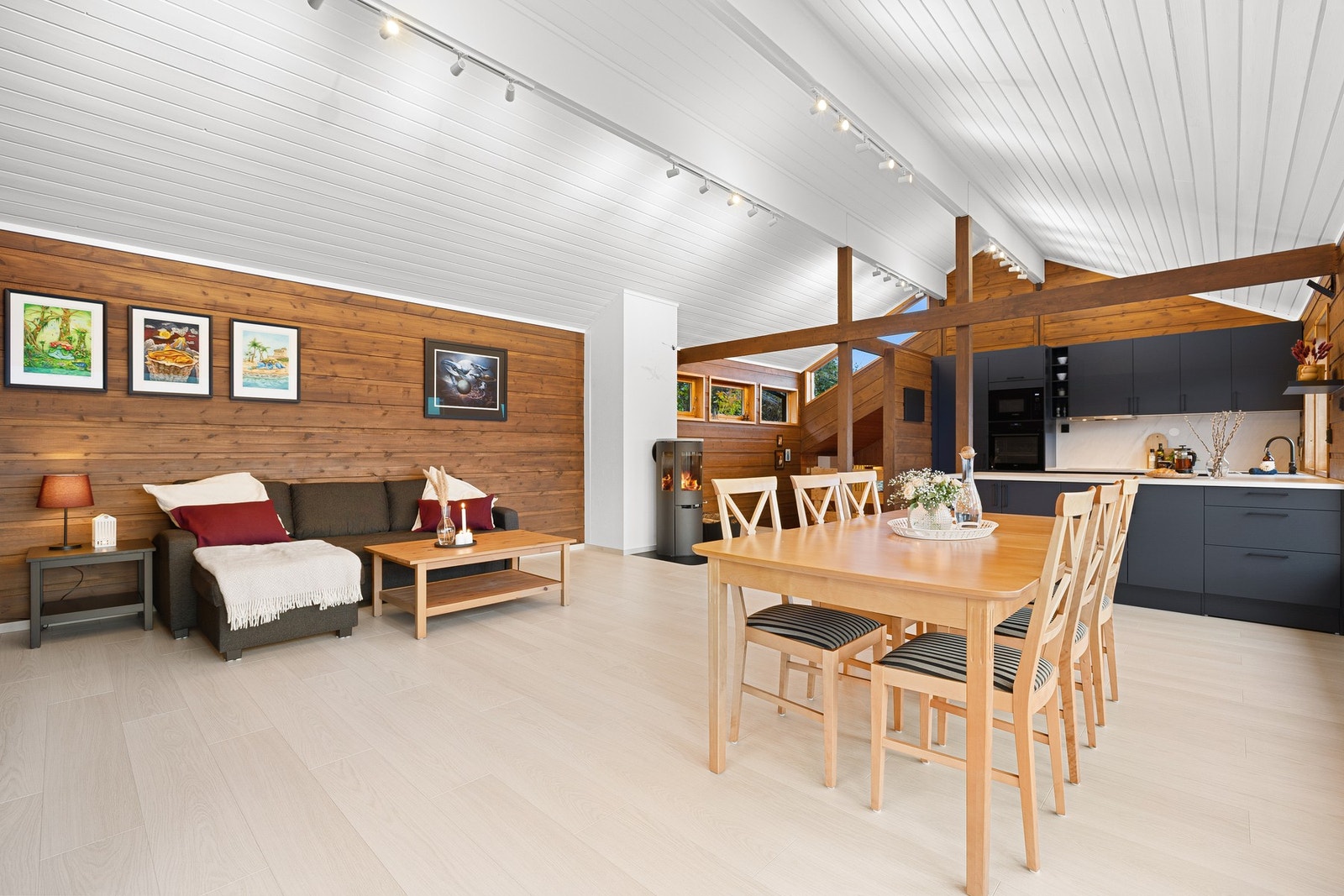 Åpen stue- og kjøkkenløsning på drøye 50 kvm. Rommet har arkitektonisk preg med store vindusflater og god takhøyde. Galleribilde