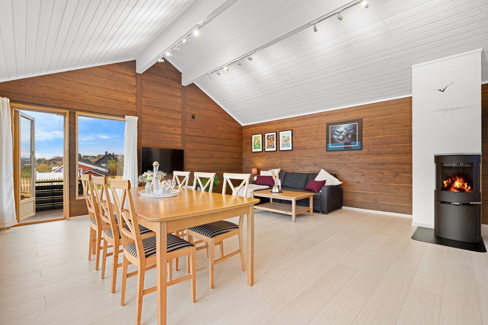 Det romslige gulvarealet gir rom for å møblere i ulike soner, her ved spisebord og sofahjørne. Galleribilde