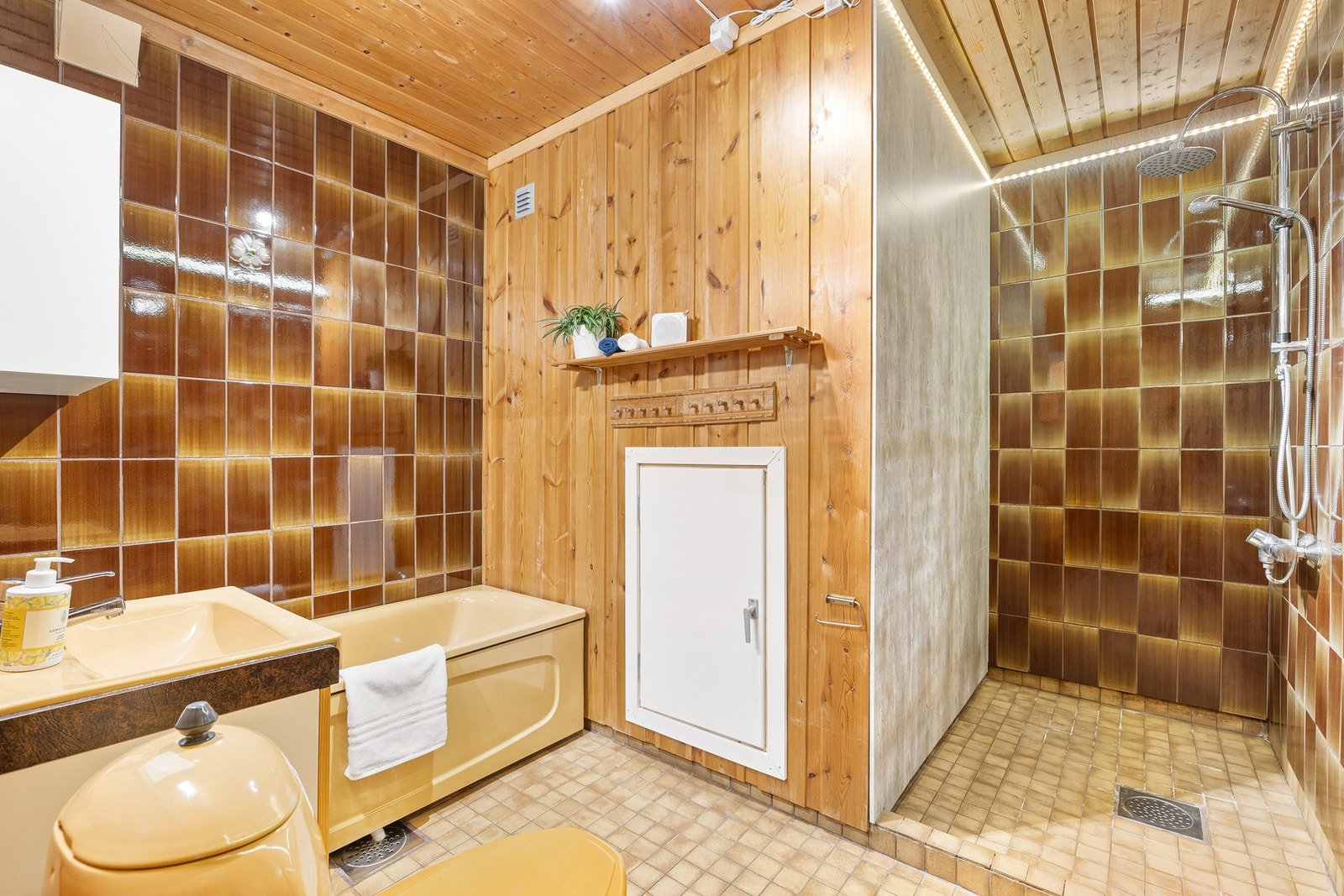 Bak panelet er det en gammel badstue hvor rørfordelingsskap er plassert i forbindelse med nytt kjøkken. Mulighet for utvidelse av badet. Galleribilde