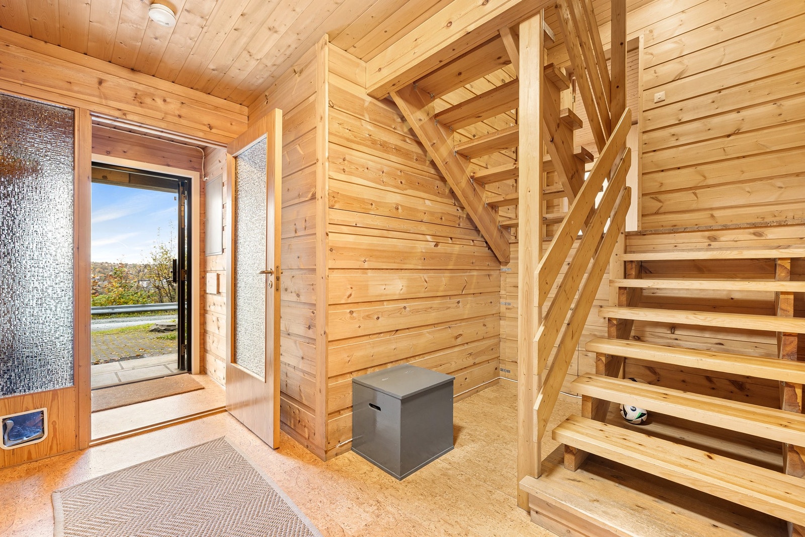 Vindfang/gang på ca. 9 kvm. Ytterdør er byttet i nyere tid. Galleribilde