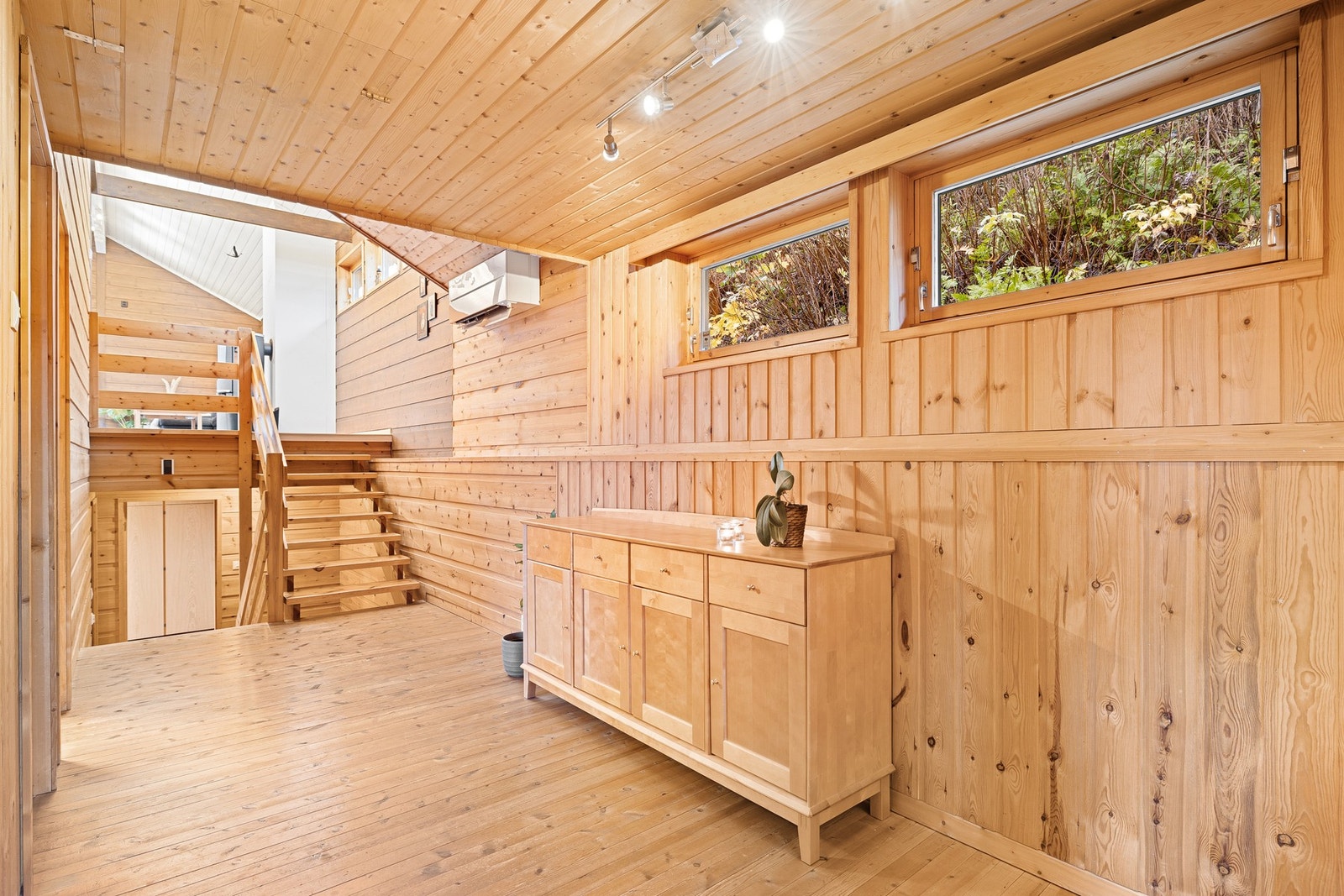 Gang på plan 2. Det ble montert varmepumpe i 2020 som bidrar til et behagelig inneklima. Galleribilde