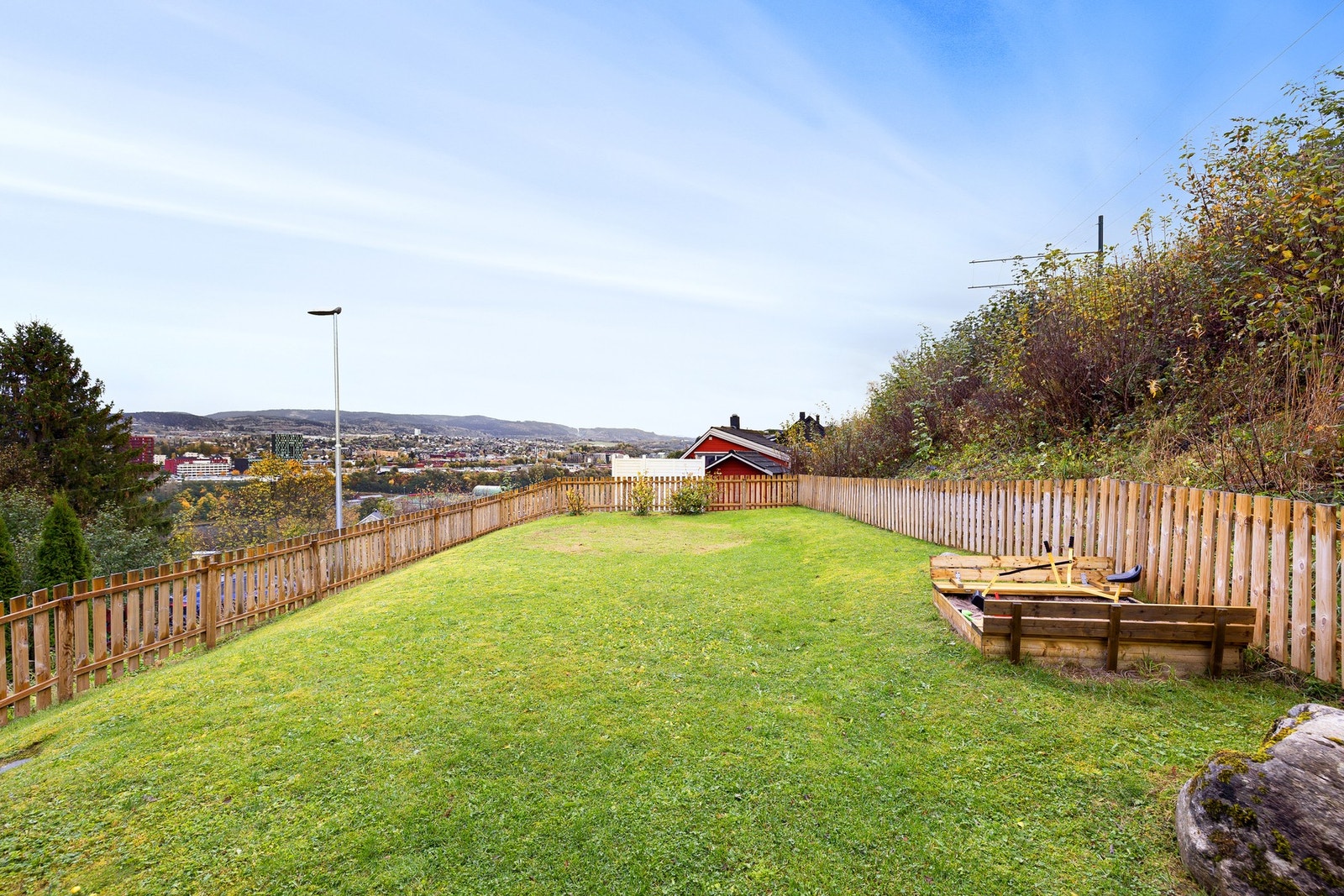 Tomten er fornuftig utnyttet og innehar i tillegg til terrasse en romslig barnevennlig hage med forholdsvis flatt terreng. Galleribilde