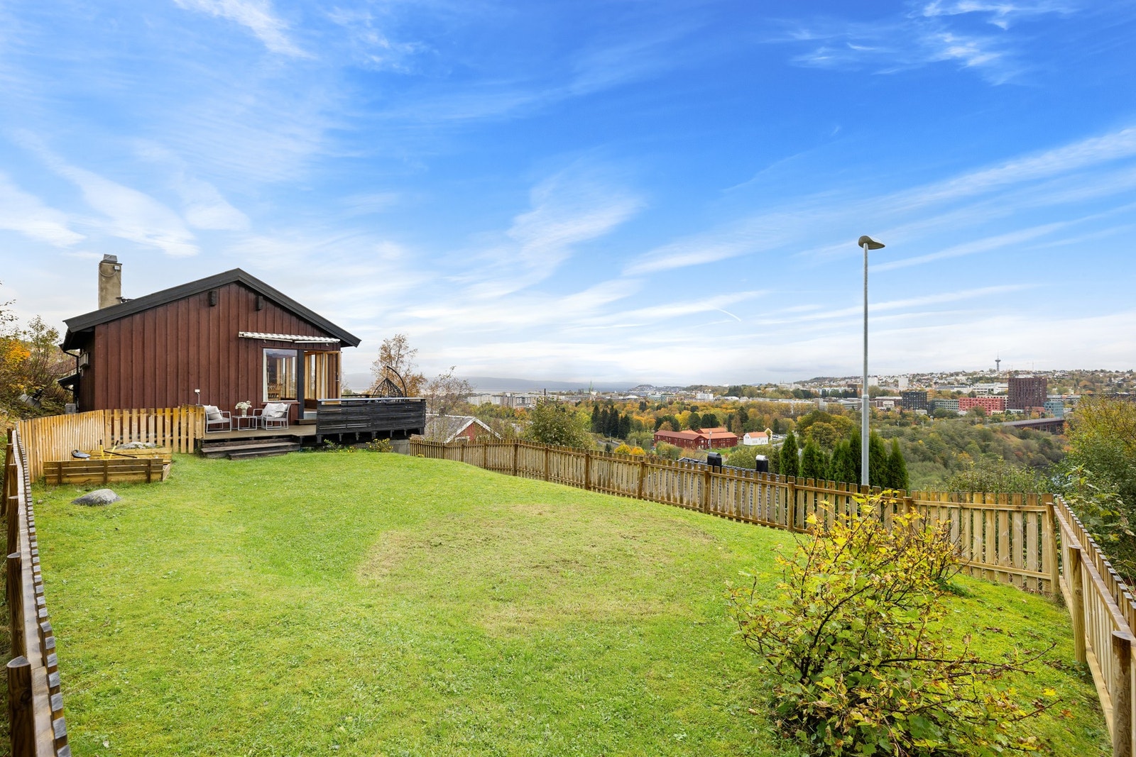 Eiendommen har en flott inngjerdet plen med god plass til eksempelvis trampoline eller fotballmål. Galleribilde