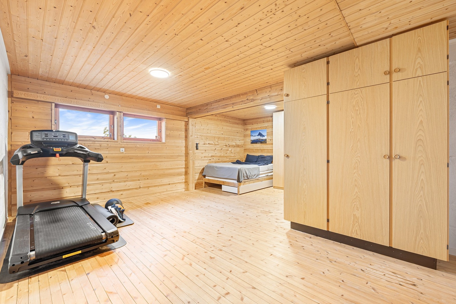 Kjellerstue på hele 28,5 kvm som byr på mange muligheter. Benyttet som kombinert trimrom og gjesterom av dagens eier. Galleribilde