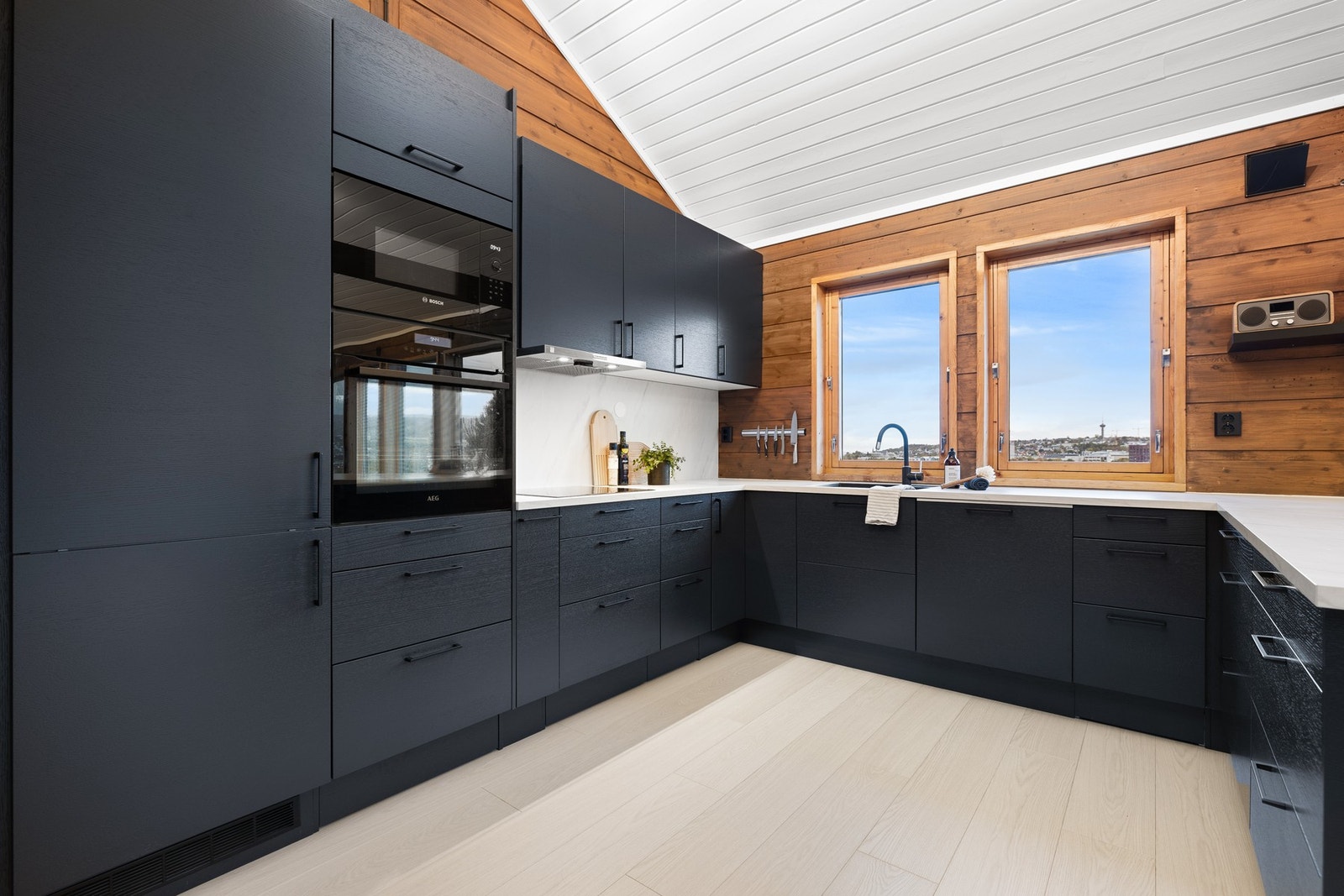 Kjøkkenet fremstår i svært god stand og har fått tilstandsgrad 1 på de fleste punkter. Galleribilde