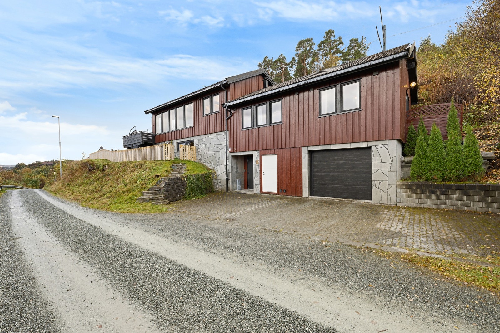 Boligen ligger flott til på et høydedrag med vidstrakt utsikt mot Sentrum og østsiden. Galleribilde