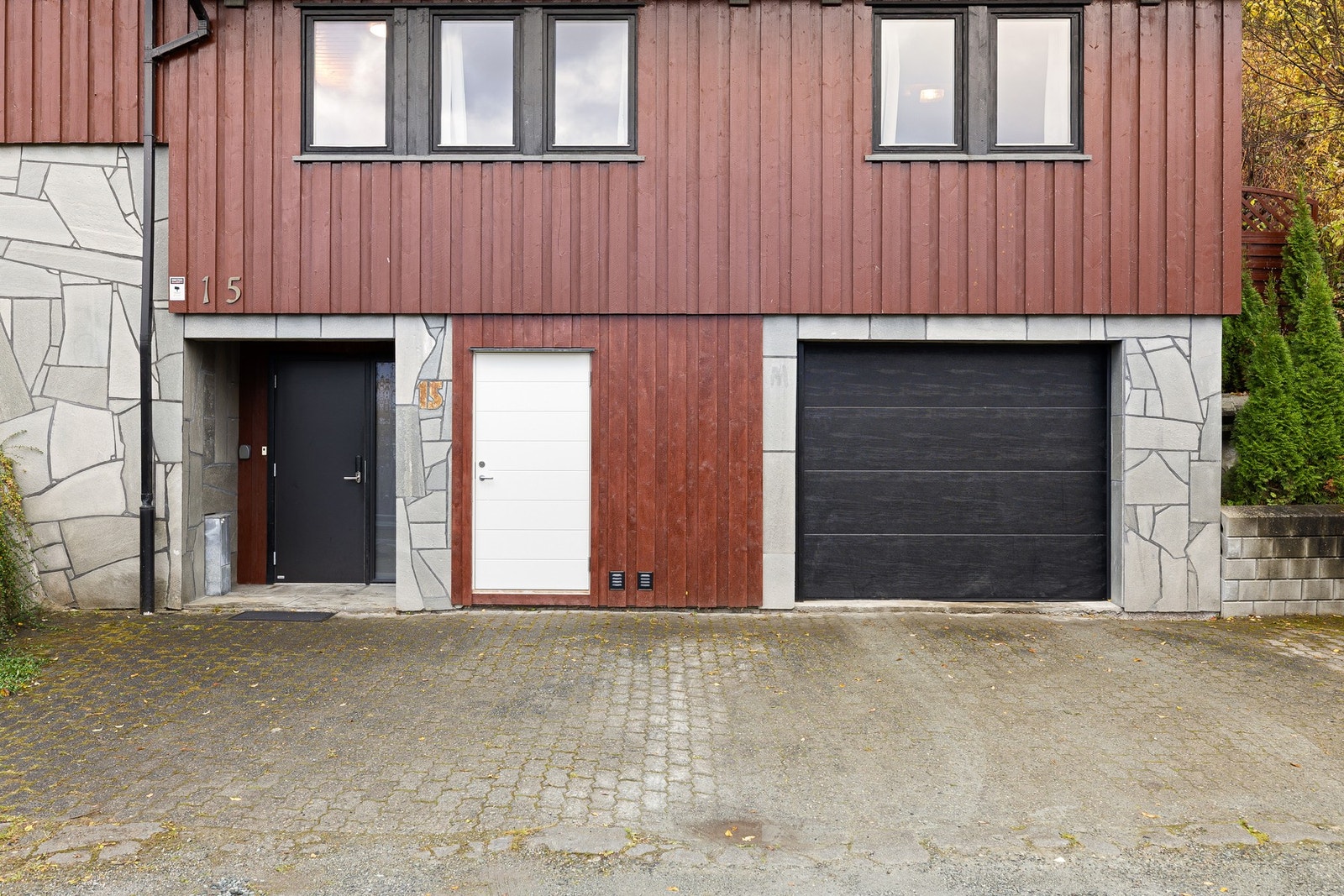 Eiendommen har flere biloppstillingsplasser. Det er garasje med elektrisk portåpner og EL-bil lader. Bod ved garasjen kan tilbakeføres til en ekstra garasje ved behov. Galleribilde