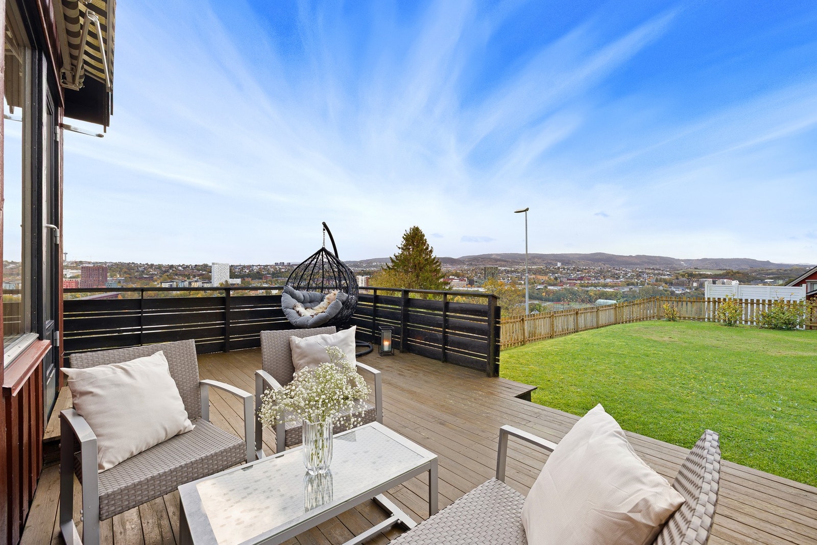 Pent opparbeidet uteområde med gode sol- og utsiktsforhold. Galleribilde