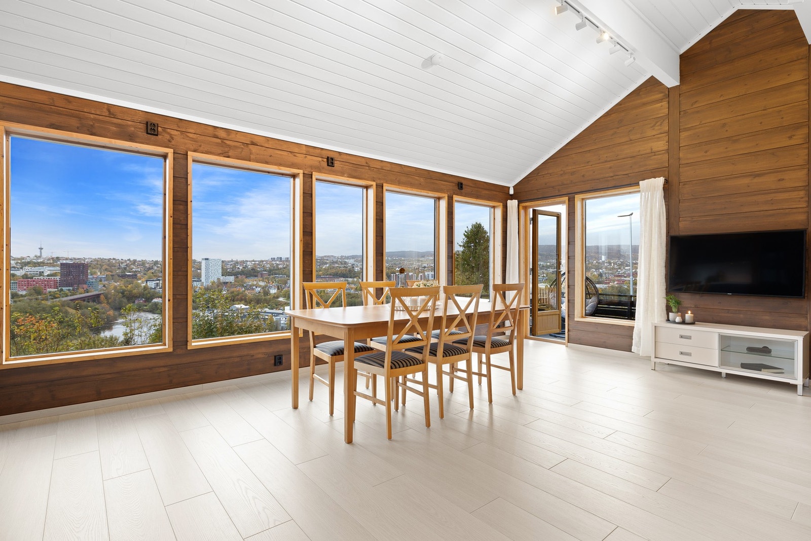 Stuen har store vindusflater fra flere sider hvor man kan nyte utiskten. Lyset gir rommet en herlig luftig følelse. Galleribilde