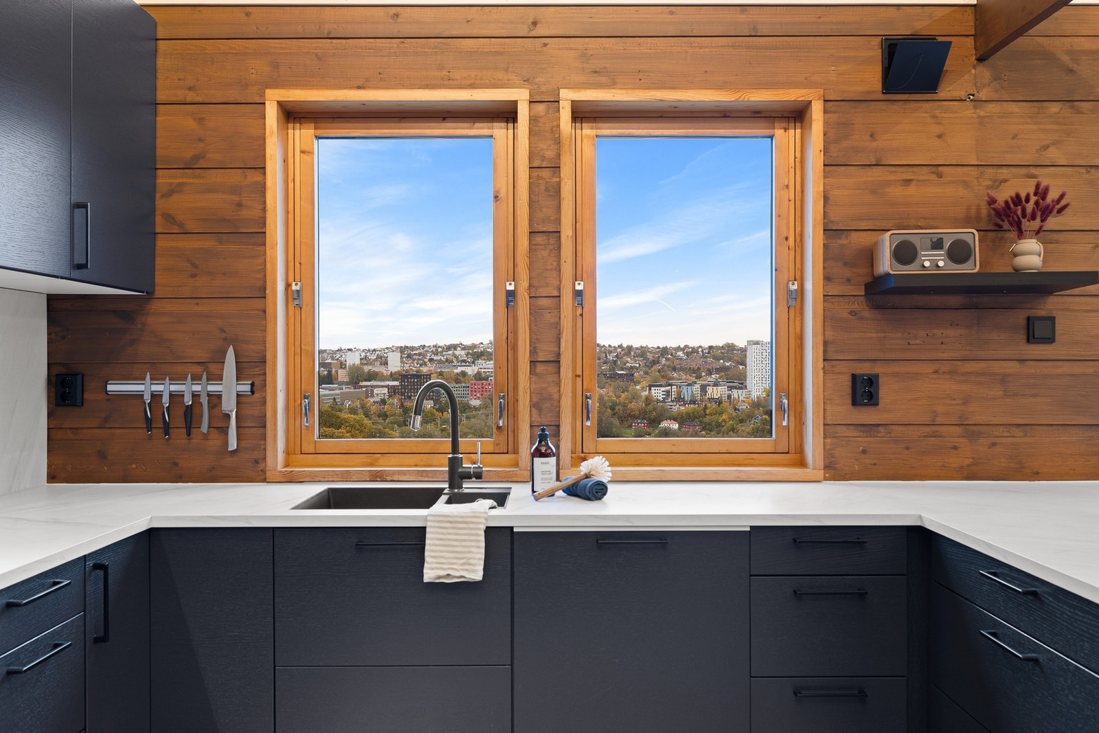 Her kan man nyte utsikten mens man lager maten. Galleribilde