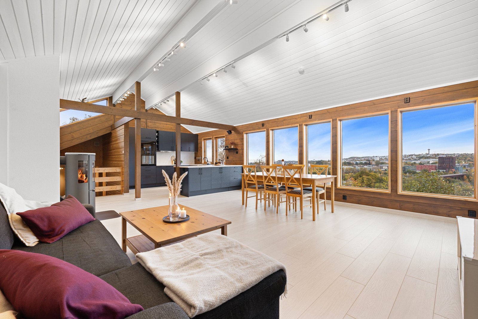 Velkommen til Hoemsvegen 15, presentert av EiendomsMegler 1 v/ Christian Furuhaug Aa. Galleribilde