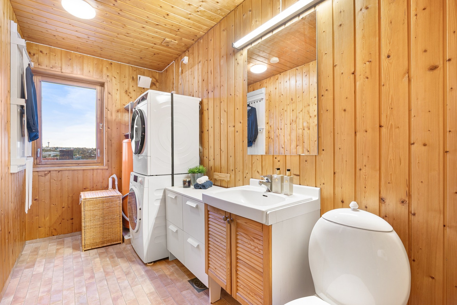 Vaskerom på 5,5 kvm utstyrt med toalett, servant og opplegg for vaskemaskin. Galleribilde