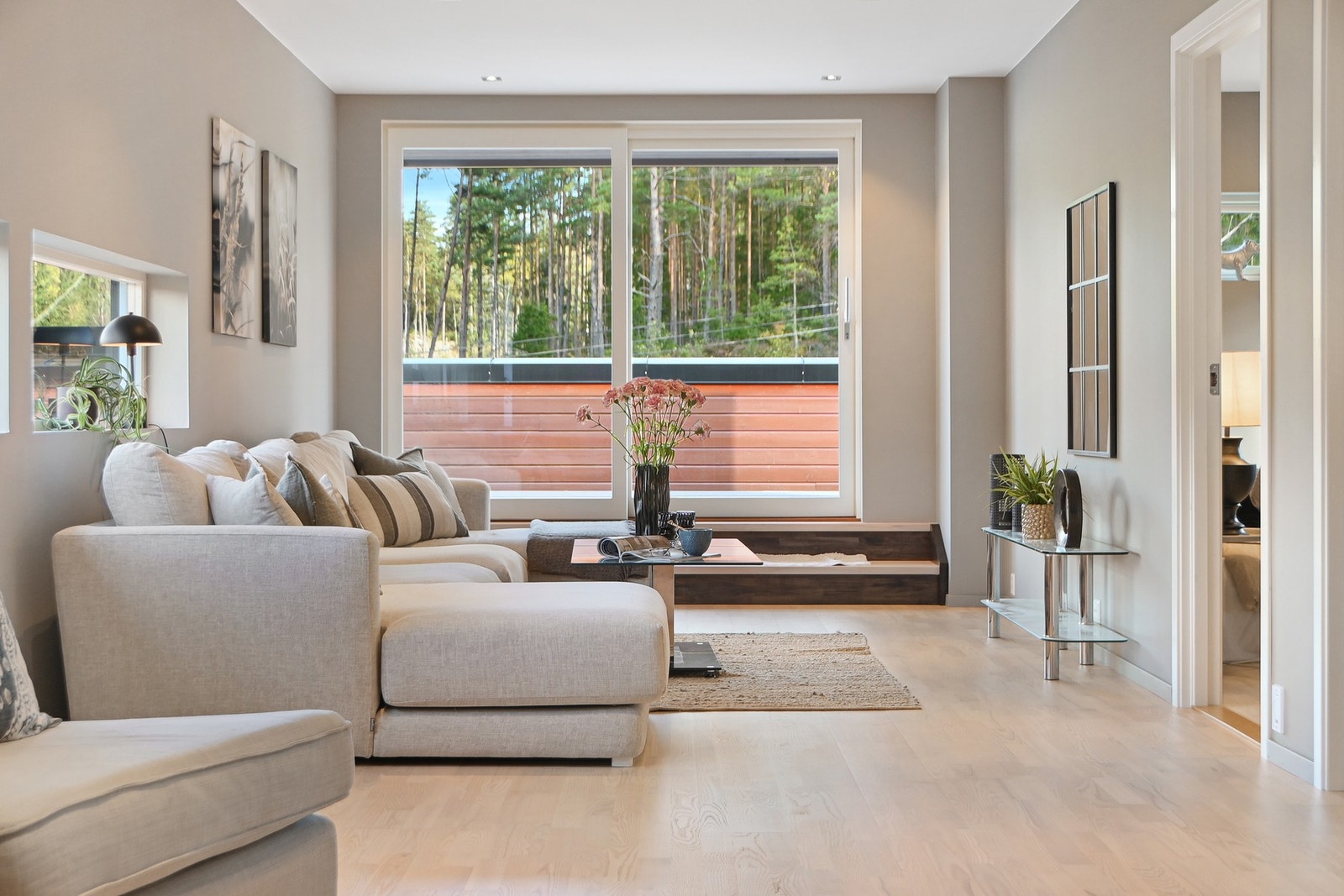 Boligen har også skyvedør i glass til den ene takterrassen i 2. etasje. Galleribilde