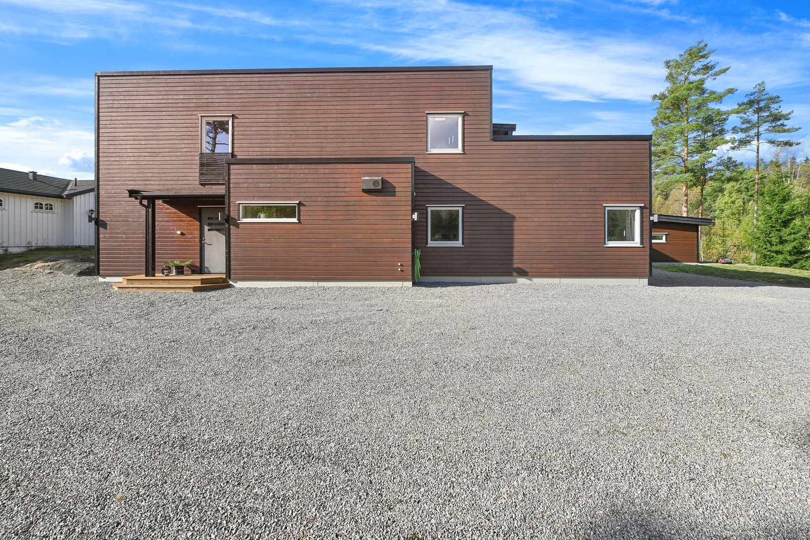 Huset ligger på en solrik tomt på 1,3 mål. God plass til parkering i gårdsplassen. Galleribilde