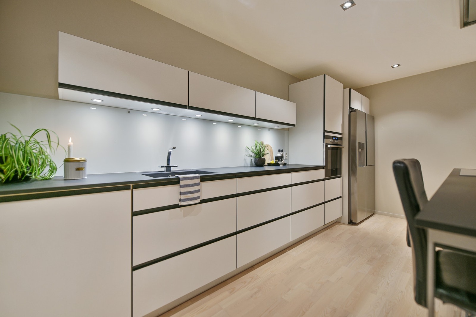 Her har du god plass til oppbevaring. Hvitevarene på kjøkkenet medfølger. Galleribilde