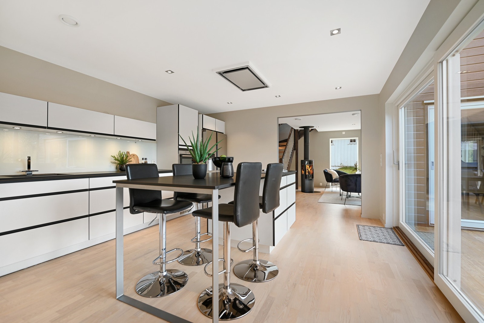 Kjøkkenet ligger i delvis åpen løsning. Galleribilde