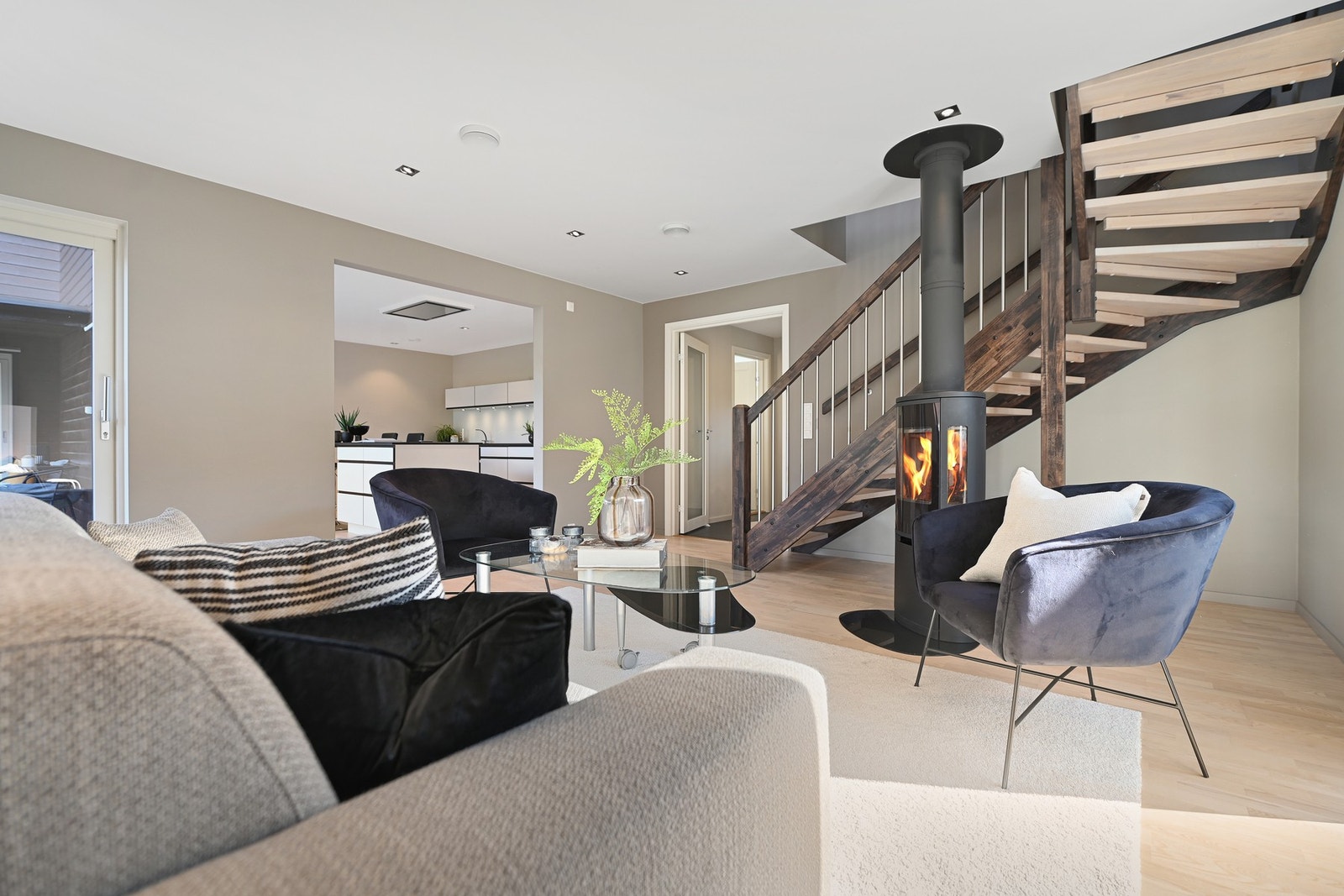 Videre i 1. etasje er det en fin stue med vedfyring. Det er også vannbåren varme i gulvene i boligen. Galleribilde