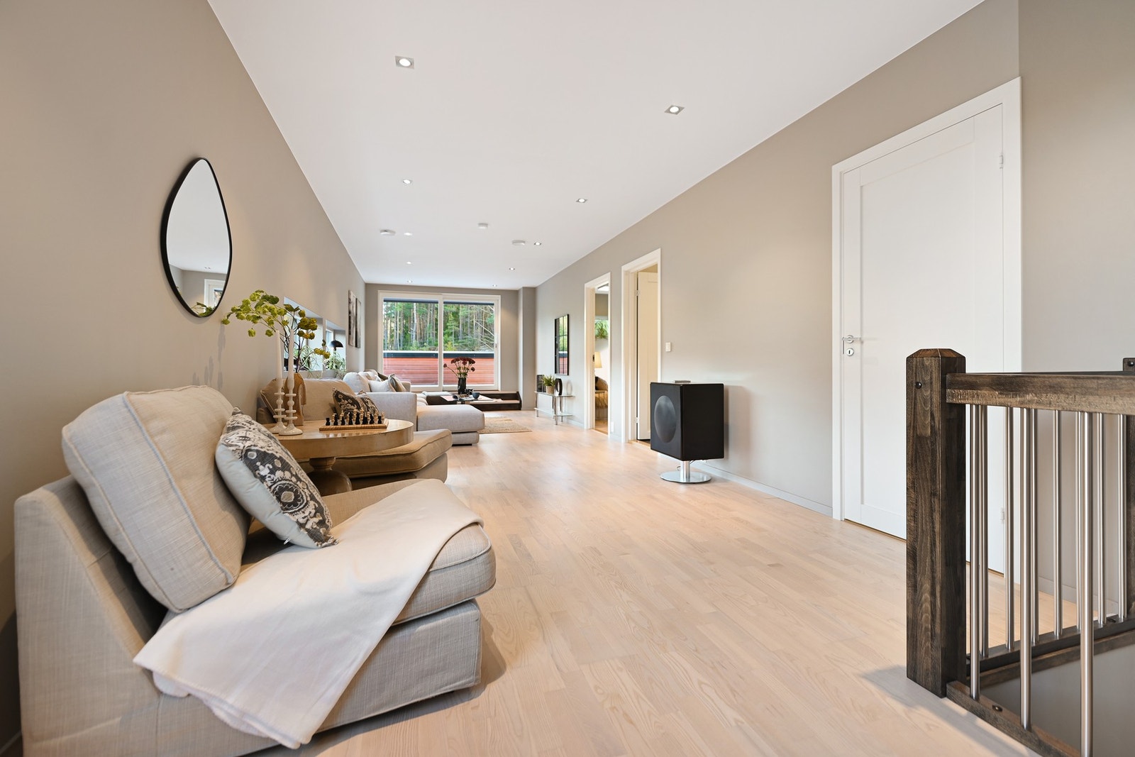 Oppe i boligens 2. etasje er det en ekstra stue med utgang til 2 takterrasser, 2 soverom og et ekstra bad. Galleribilde