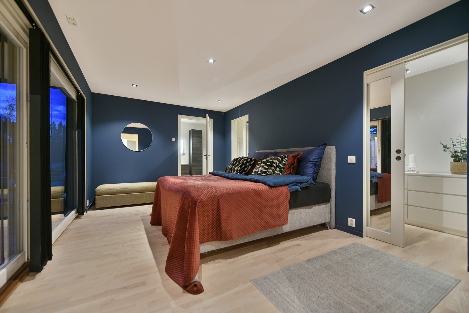 Her er det garderoberom på hver side av rommet, og inngang til eget bad. Galleribilde