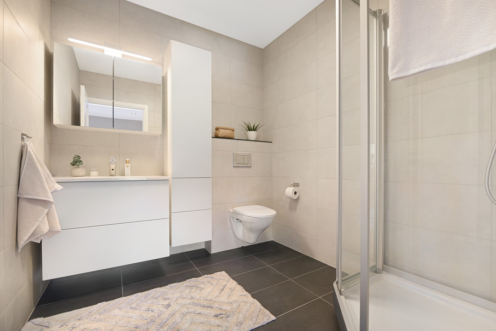 Delikat baderom i 2. etasje, med inngang fra stuen. Galleribilde