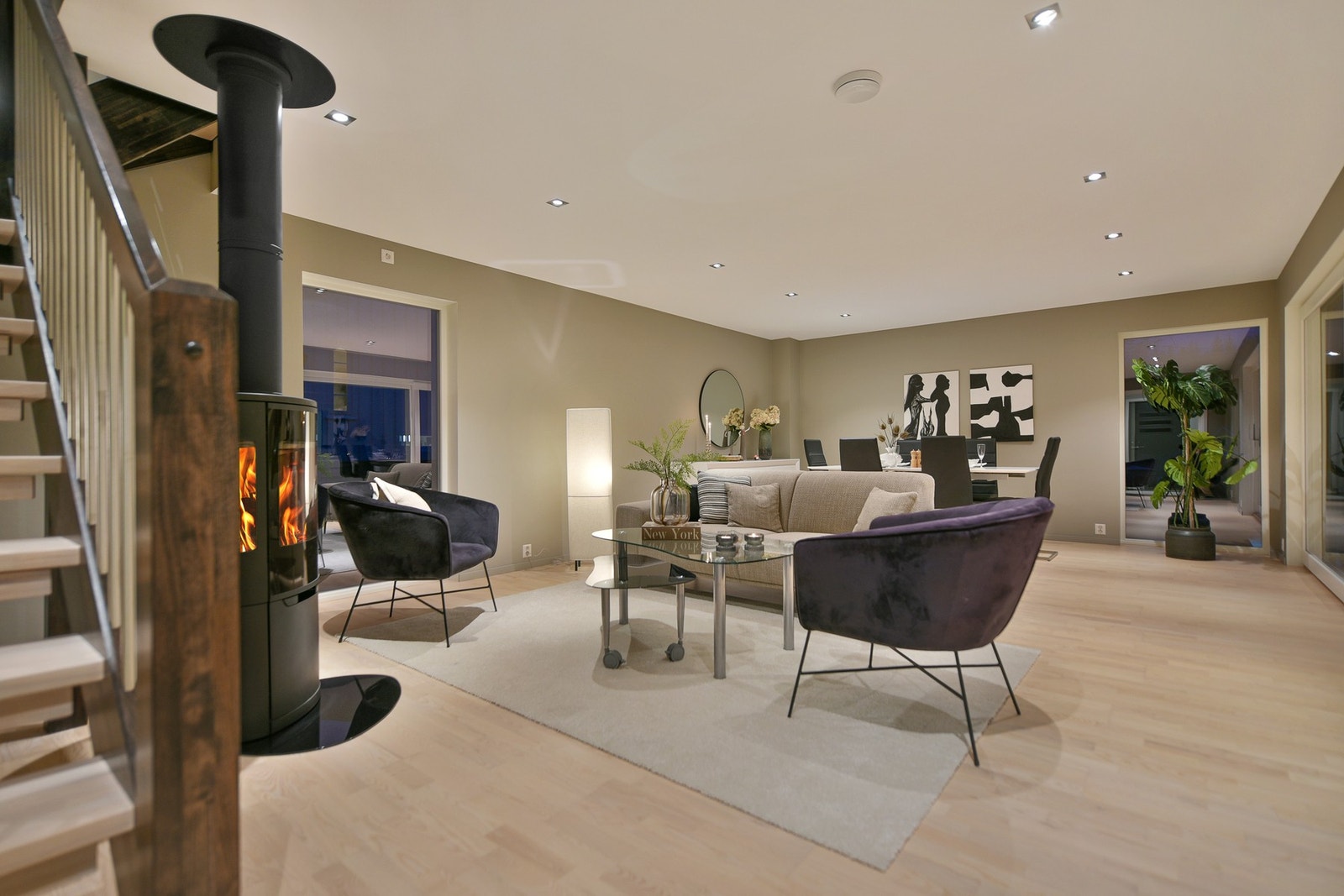 Stuen i 1. etasje har vindu fra flere vinkler, i tillegg til stor skyvedør ut til terrassen. Galleribilde