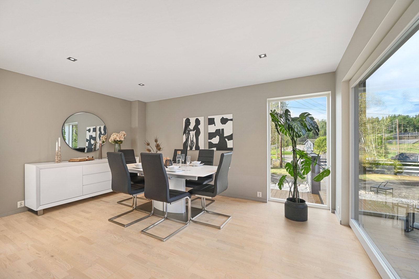 Lyst og moderne, med slette overflater. Galleribilde