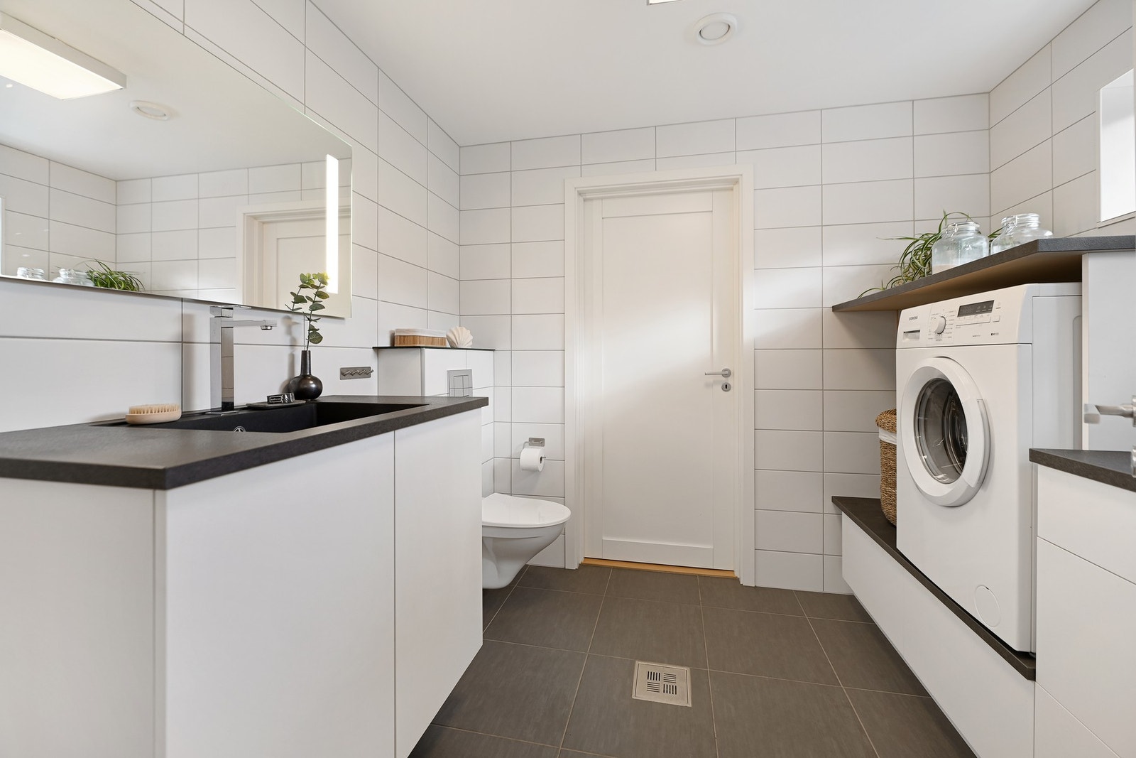 I 1. etasje er det også et praktisk vaskerom med toalett. Innenfor vaskerommet er det et teknisk rom. Galleribilde