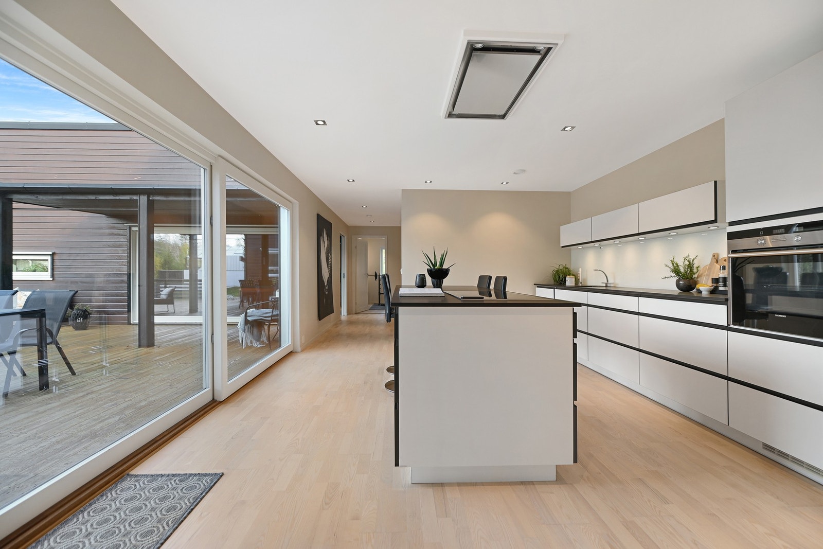 I andre enden av etasjen finner vi hovedsoverom, 2 gjesterom, bod, og 2 bad. Galleribilde