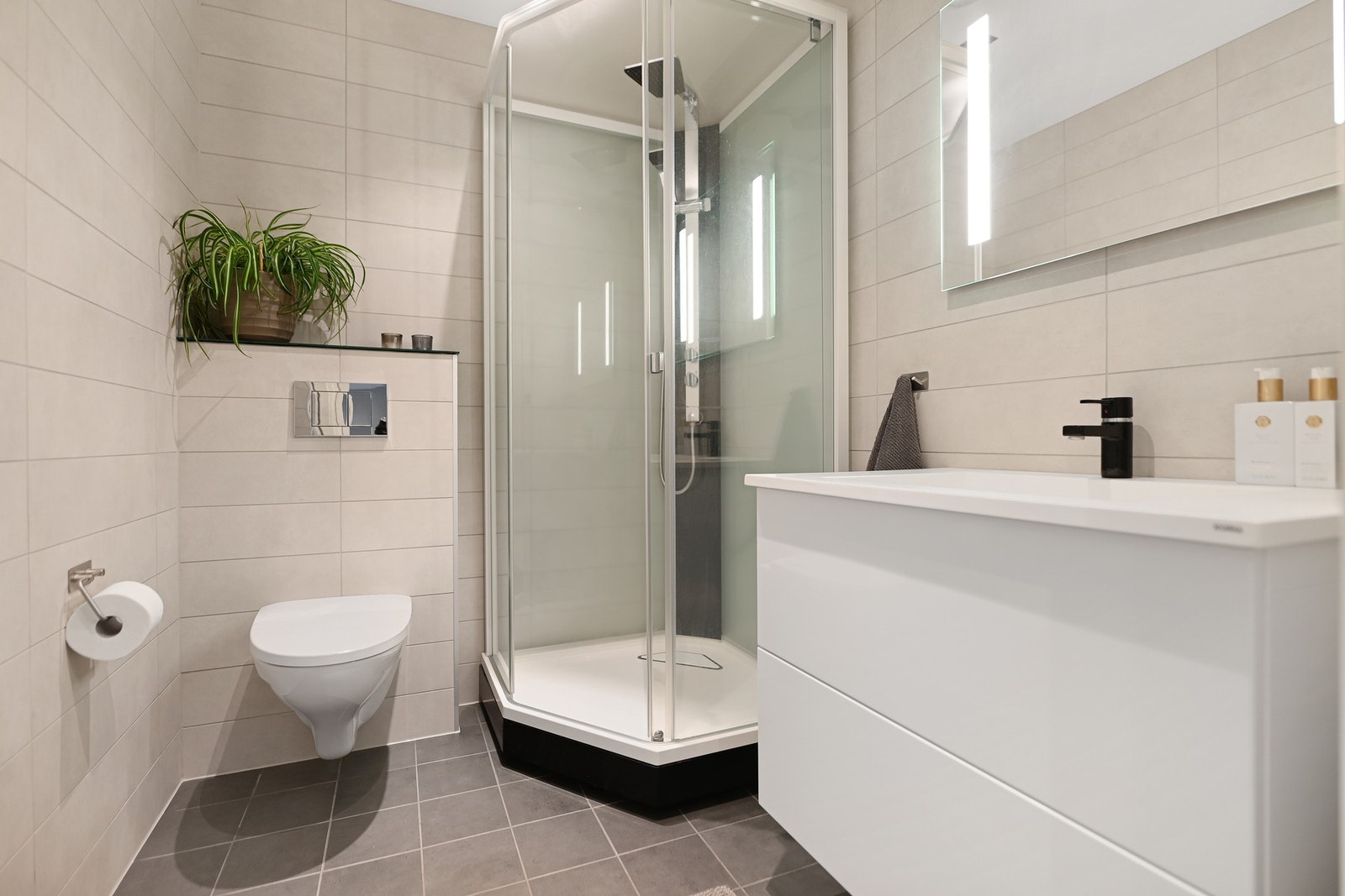 I tilknytning til soverommene i 1. etasje er det et pent, flislagt bad. Galleribilde